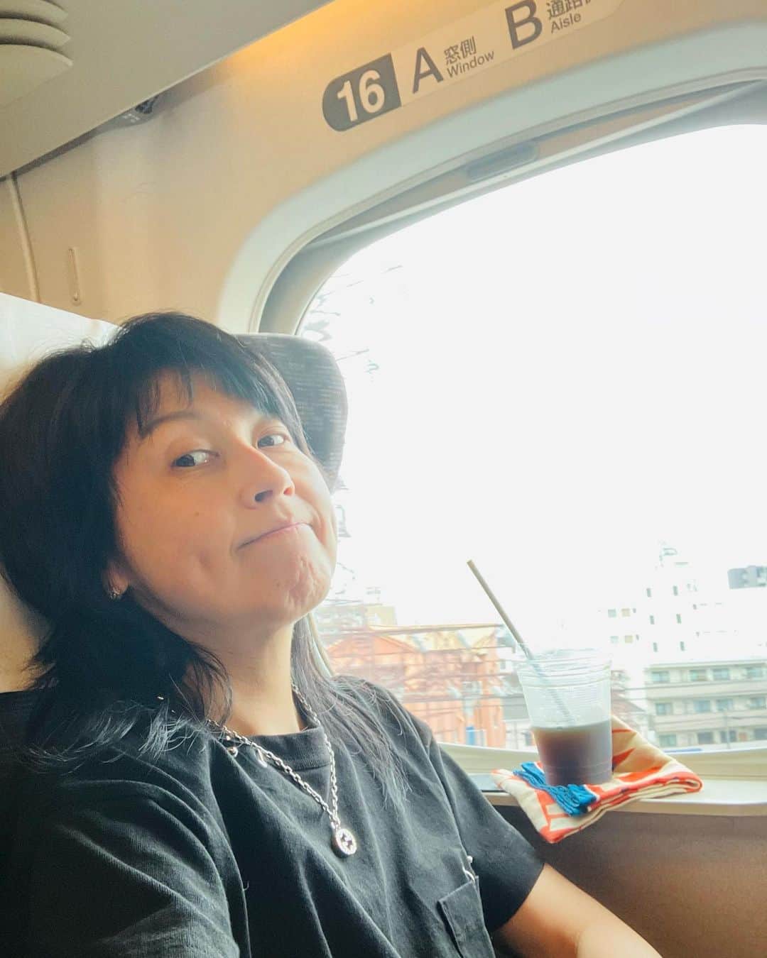 岸谷香さんのインスタグラム写真 - (岸谷香Instagram)「昨日はスガシカオさんの復習と、馬場俊英さんの予習をしながら大阪へ移動‼️ そーいや私、スガさんにブルドーザーって言われたなぁ。。なんかゴッツイ響きだなぁ。。😅でもでも私の大好きなアンニュイなあの歌詞の世界を生み出す感性に、私はブルドーザーと映ったなら、それも有り難く受け入れよう、なんだか少し気に入ってもきた😅 さぁ、今日はBABA HEADSの待つ大阪で、馬場俊英さんとツーマンライブ‼️これまた楽しみだぁ〜❤️控え目に行くからね😅ご安心を😊 来場予定の皆様、どーぞ楽しみにしてて下さいね‼️ ところで名古屋のコンビニで何となく買ったカップ麺。あまりのおいしさにたまげた😵‍💫世の中何もかも進化してるのね〜 #岸谷香 #馬場俊英 #大阪Big Cat #なにこれフォーうまい #ブルドーザー」6月11日 11時46分 - unlockthegirls