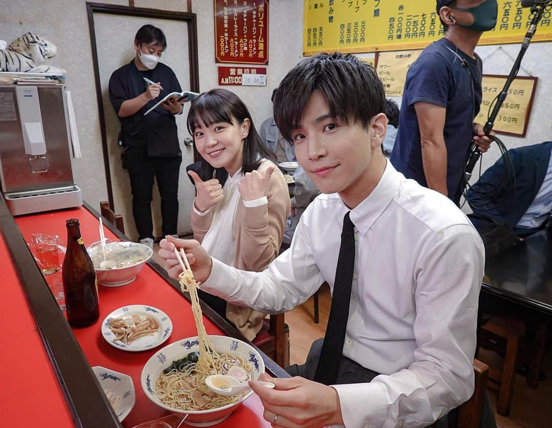 あなたがしてくれなくてものインスタグラム：「． 🫧オフショットをお届け🫧  ９話にて 華の計らいで みちと誠がラーメン店で鉢合わせ❕  撮影の合間に #奈緒 さんと #岩田剛典 さんを📸✨  「日本で最初にラーメンを食べた人は｡｡｡？」  #あなたがしてくれなくても   📣 ９話の #TVer 見逃し無料配信は 　　次回放送まで！ 　　まだの方ももう一度見たい方も 　　お見逃しなく👀✨ 📺１〜３話も変わらず無料配信中 　　プロフィール欄のリンクからチェック！」