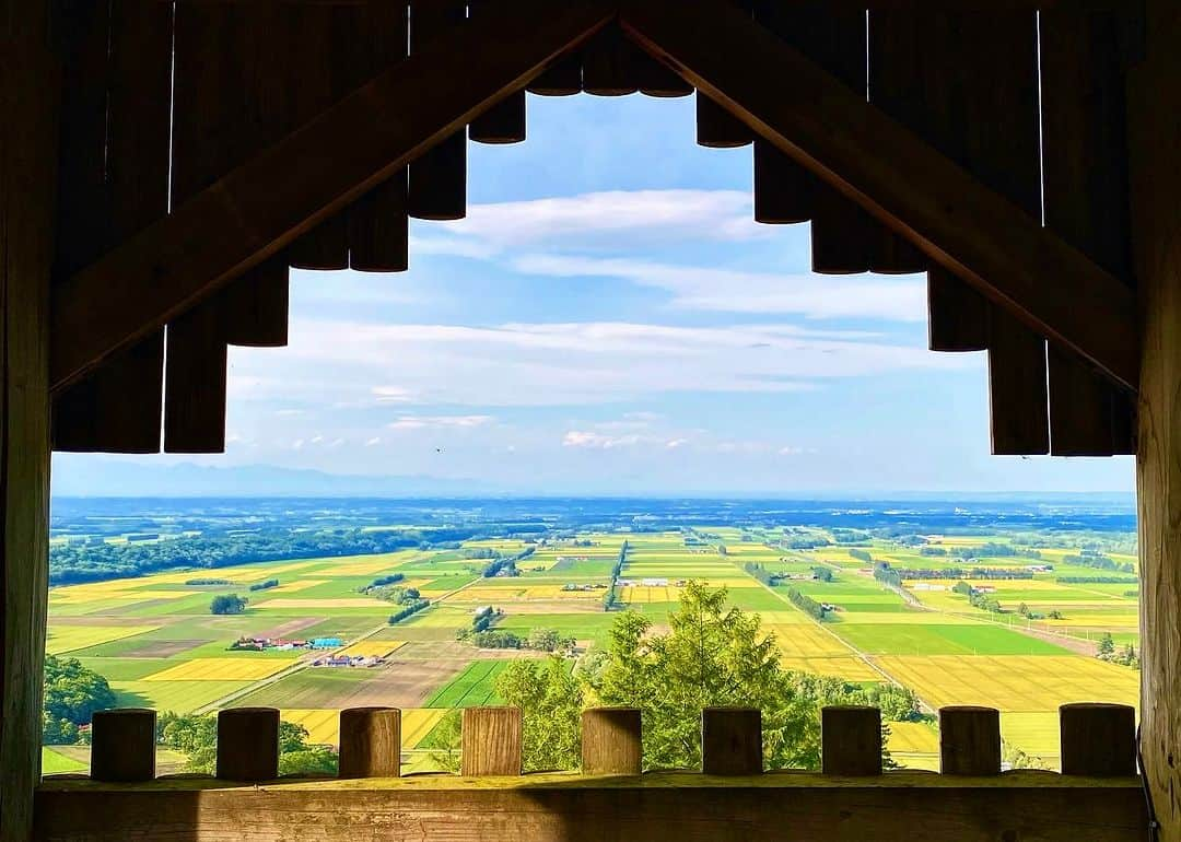 北海道じゃらん【公式】さんのインスタグラム写真 - (北海道じゃらん【公式】Instagram)「#北海道じゃらん初夏絶景フォトコンテスト2023  開催中！詳しくはプロフィールTOPのURLをチェック！ ＊＊＊＊＊＊＊＊＊＊＊＊＊＊＊＊＊＊＊＊＊＊＊＊＊  芽室で注目！絶芽室で注目！絶#hokkaido景ドライブ🚙✨  本日の#1日1得 ネタは 芽室町の『めむろ新嵐山スカイパーク』  山の形にくり抜かれた展望台の窓から見ると景色が強調されて印象的♪ 窓から大地のパッチワークを堪能！  詳しい情報は北海道じゃらん6月号P48をチェック！  #北海道じゃらん #じゃらん #北海道じゃらん6月号 #北海道 #1日1得 #お得 #芽室 #芽室町  #めむろ新嵐山スカイパーク #北海道絶景 #絶景 #北海道旅行 #北海道 #japan #hokkaido」6月11日 12時00分 - hokkaido_jalan