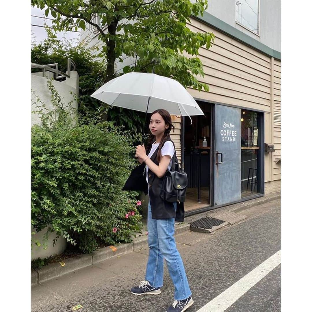 PATRA magazineさんのインスタグラム写真 - (PATRA magazineInstagram)「【もうすぐ来る梅雨に備えて☔️雨の日コーデ】  雨が続く梅雨が今年は8日入り予定☔️  晴れたり降ったりを繰り返しているから 傘は欠かせないけどコーデにも手を抜きたくない！  そんなおしゃれさんたちの雨の日コーデは？🤍  ＼ thank you 🦢 ／ @r____kk1 / @megu.03_03 @ykn__1220 / @c___kanna_ @teri0_____ / @hono_21_ @nice_araki0811  今みんなの中で流行っている事やアイテムがあれば @patra__jp をタグ付けしてぜひ教えてね🔔  皆さんのすてきな投稿をぜひ紹介させてください！  #雨の日 #雨の日コーデ　 #傘コーデ #傘 #梅雨コーデ」6月11日 12時00分 - patra__jp