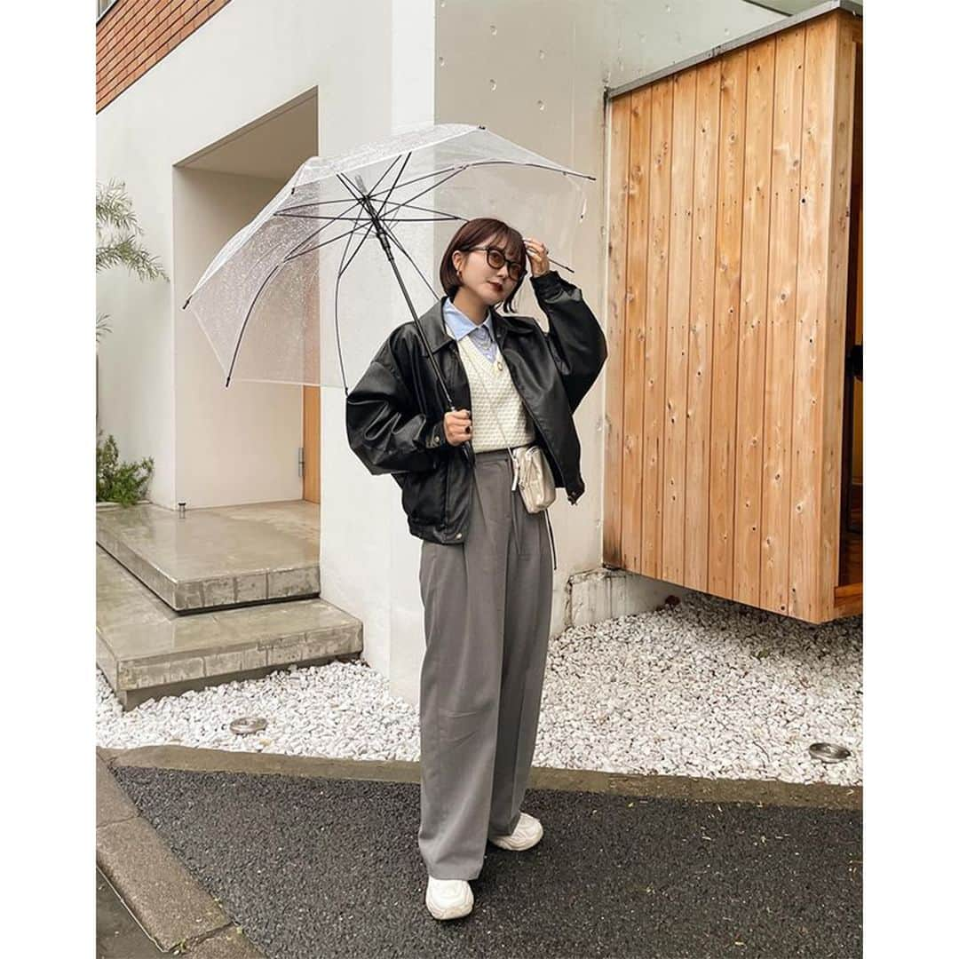 PATRA magazineさんのインスタグラム写真 - (PATRA magazineInstagram)「【もうすぐ来る梅雨に備えて☔️雨の日コーデ】  雨が続く梅雨が今年は8日入り予定☔️  晴れたり降ったりを繰り返しているから 傘は欠かせないけどコーデにも手を抜きたくない！  そんなおしゃれさんたちの雨の日コーデは？🤍  ＼ thank you 🦢 ／ @r____kk1 / @megu.03_03 @ykn__1220 / @c___kanna_ @teri0_____ / @hono_21_ @nice_araki0811  今みんなの中で流行っている事やアイテムがあれば @patra__jp をタグ付けしてぜひ教えてね🔔  皆さんのすてきな投稿をぜひ紹介させてください！  #雨の日 #雨の日コーデ　 #傘コーデ #傘 #梅雨コーデ」6月11日 12時00分 - patra__jp