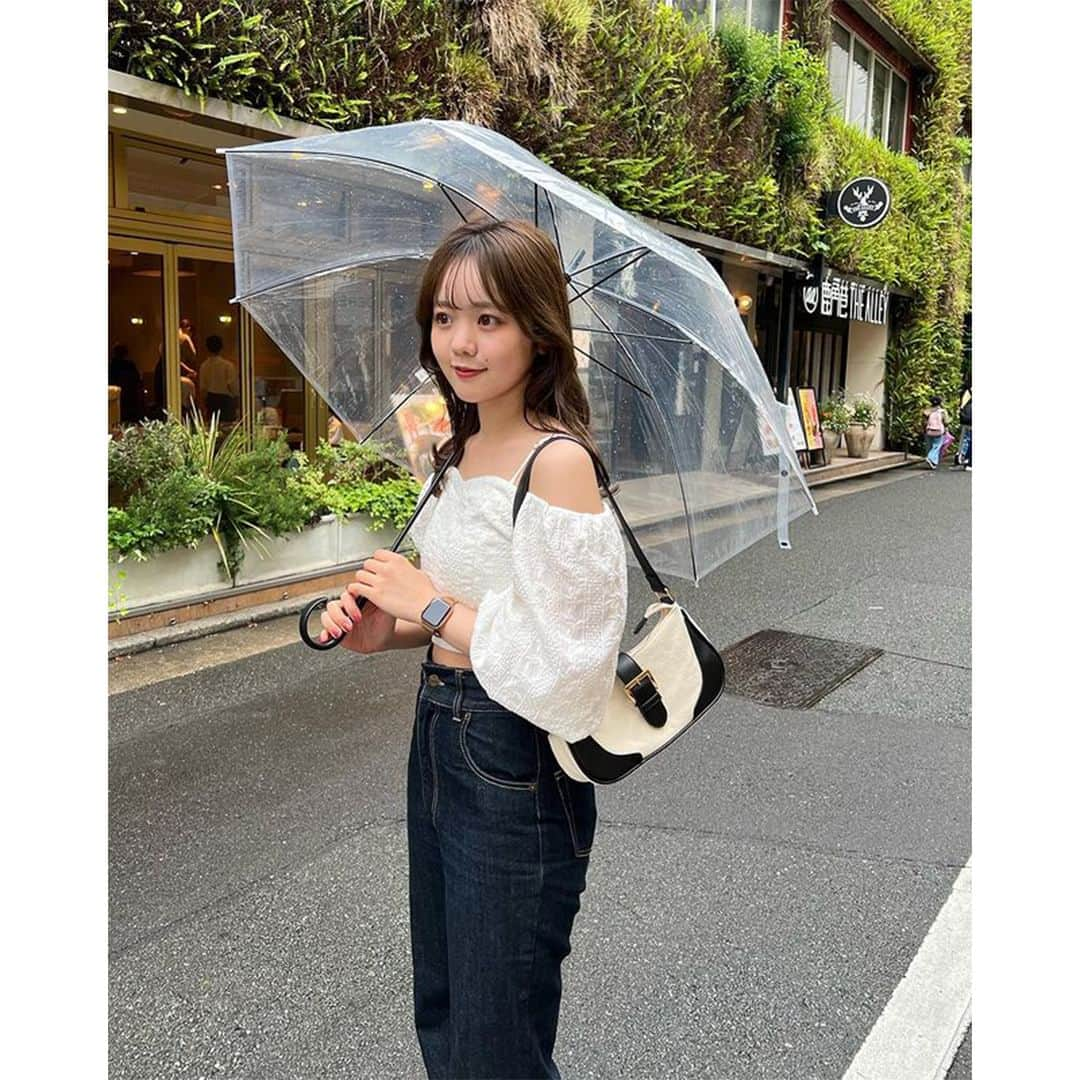 PATRA magazineさんのインスタグラム写真 - (PATRA magazineInstagram)「【もうすぐ来る梅雨に備えて☔️雨の日コーデ】  雨が続く梅雨が今年は8日入り予定☔️  晴れたり降ったりを繰り返しているから 傘は欠かせないけどコーデにも手を抜きたくない！  そんなおしゃれさんたちの雨の日コーデは？🤍  ＼ thank you 🦢 ／ @r____kk1 / @megu.03_03 @ykn__1220 / @c___kanna_ @teri0_____ / @hono_21_ @nice_araki0811  今みんなの中で流行っている事やアイテムがあれば @patra__jp をタグ付けしてぜひ教えてね🔔  皆さんのすてきな投稿をぜひ紹介させてください！  #雨の日 #雨の日コーデ　 #傘コーデ #傘 #梅雨コーデ」6月11日 12時00分 - patra__jp