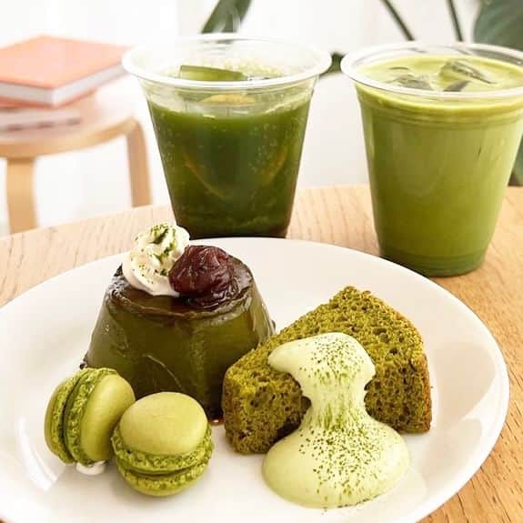 のインスタグラム：「福岡市博多区にある真っ白な外観がとてもステキなカフェ「alu.（アル）」  福岡市地下鉄箱崎線「呉服町」駅から徒歩約7分、博多駅と福岡サンパレスを繋ぐ「大博通り」から少し中に入った路地裏にあるお店！  3階建てで、秘密基地みたいな雰囲気もあります✨  1階でオーダーを済ませたあと、一旦店の入口を出て、外側のドアから2階・3階にあるイートインスペースへ向かいます🙆  2023年5月20日からは、抹茶好きにはたまらない『抹茶スイーツセット』がスタート🍵  『抹茶プリン』、『抹茶シフォン』、『抹茶マカロン』の3種類を一度に楽しめるプレートです😋  4月に登場した『抹茶テリーヌ』など、スイーツセット以外の抹茶スイーツもオススメですよ👌  お店の詳細はARNEの記事でチェック！ プロフィールからARNEのサイトへ飛べますよ♪ 👉🏻『@arne_gourmet』  ARNEグルメで 福岡の美味しいグルメ情報を毎日配信中！ ぜひお気軽にフォローしてくださいね😉 ___________________________ @ayu.latte さんのご紹介です♪  #ARNE福岡 #福岡グルメ#グルメ #福岡カフェ#福岡スイーツ #福岡ごはん#ごはん #福岡カフェ巡り#福岡ランチ #福岡旅行#福岡観光 #福岡#福岡県#fukuoka #カフェ#ランチ#ディナー #グルメ好きな人と繋がりたい #グルメスタグラム #福岡食べ歩き#福岡グルメ部 #福岡めし#福岡ご飯 #福岡好きな人と繋がりたい #博多カフェ#博多スイーツ #抹茶スイーツ#福岡スイーツ部 #alu」