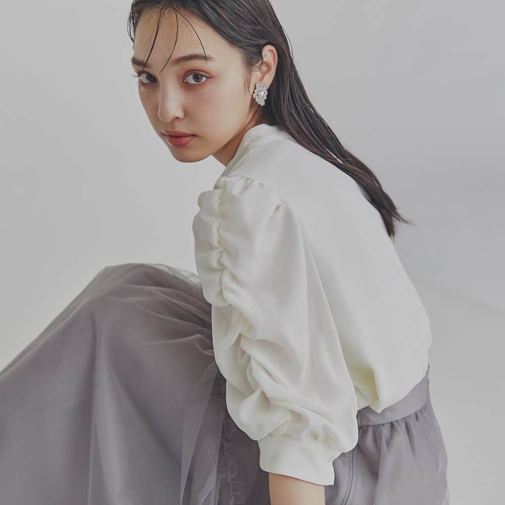 NATURAL BEAUTY BASICのインスタグラム：「fine product 8  今シーズン大人気で追加生産がかかった NBB名品8アイテムをピックアップ！  ✔ギャザースリーブブラウス ¥6,930 tax in color:オフ/クロ size:FR #0173110537 追加生産予約 6月上旬-中旬入荷予定  #人気アイテム #追加生産  #ブラウス #フリルブラウス #ギャザーブラウス #夏先取り #夏コーデ #初夏 #お出かけコーデ #カジュアルコーデ #オフィスコーデ #オフィスカジュアル #通勤コーデ #大人可愛い #カラーコーデ #着回しコーデ #きれいめカジュアル #大人カジュアル #ベーシックコーデ #ベーシック #ナチュラルコーデ #トレンドスタイル #シンプルコーデ #ナチュラルビューティーベーシック #naturalbeautybasic」