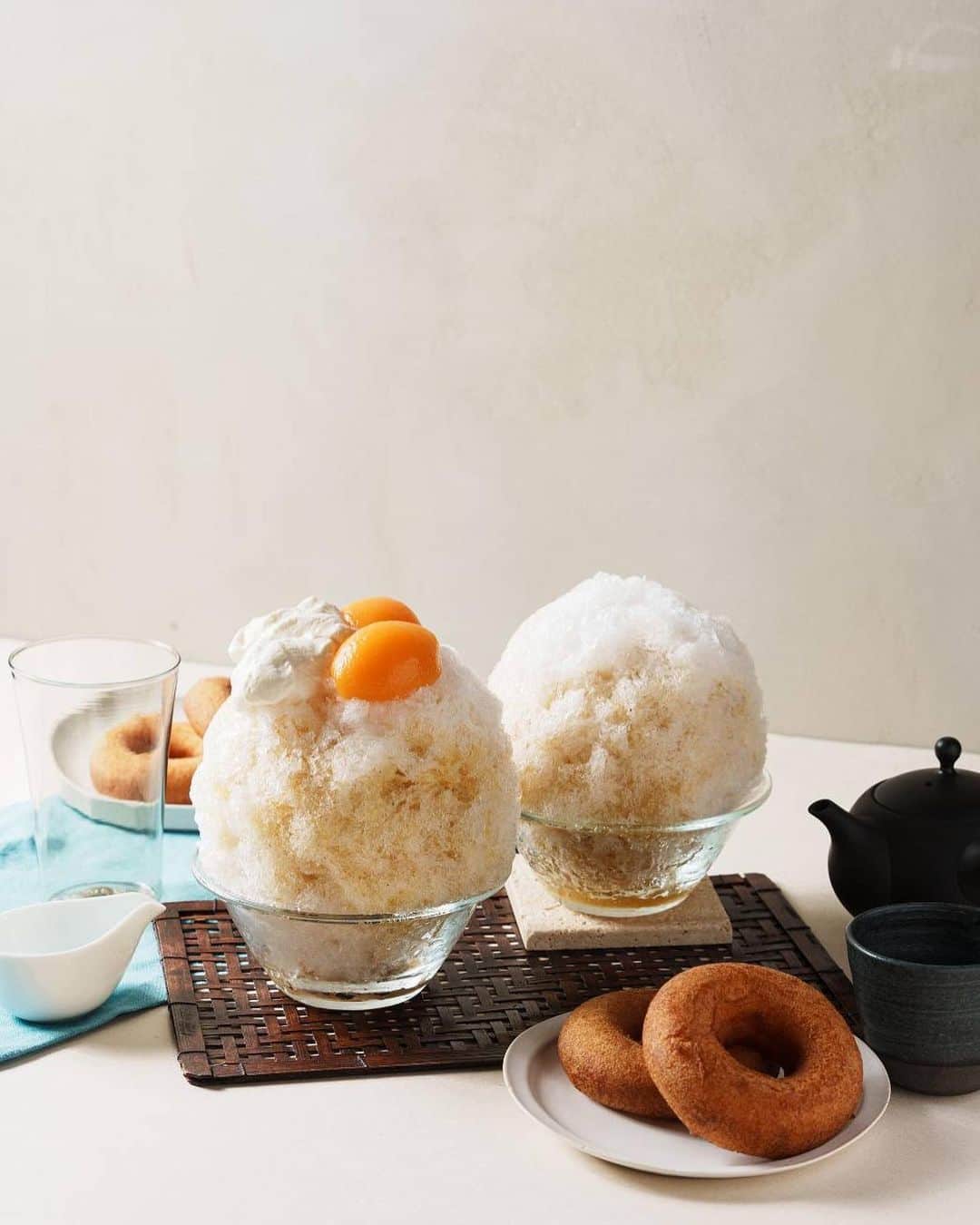 原田麻子さんのインスタグラム写真 - (原田麻子Instagram)「今年もkoe donuts @koe_donuts  さんのかき氷を監修させていただく運びとなりました。  京都らしさに加えてmamatokoらしいエッセンスを加えました！  今年は平日ですが、8月に私も店頭にて削るイベントデーも予定しています！またお知らせします。  ↓  オーガニック、天然由来、地産地消、をキーワードに、季節に合わせたシーズンメニューを販売しています。毎年夏シーズンには、かき氷専門店「氷舎 mamatoko」を手掛ける、“かき氷の女王”原田麻子氏とコラボレーションした『京かき氷』を提供しております。  今夏は、“ドーナツにも合う”かき氷メニューを開発し、第1弾は『お茶』 をテーマとした2種類のフレーバーをご用意。芳醇で焙煎香の強い京番茶のシロップを使用したかき氷は、中に自家製コーヒー餡を忍ばせました。コーヒー餡にはオーガニック認証を受けた最高級のアラビカ豆のみを使ったフェアトレードのコーヒーを使用し、京都老舗製餡所の赤こし餡と組み合わせました。お茶の香ばしさとコーヒー餡のほろ苦さが絶妙にマッチし、あっさりと食べられるかき氷です。  ジャスミン茶の自家製シロップを使用したかき氷は、豆腐の優しい風味が広がるクリームと肉厚でジューシーなびわのコンポートをトッピング。底に香りと辛味を上品に残した無農薬生姜の自家製コンフィチュールをプラスし、オリエンタルな雰囲気を楽しめるかき氷に仕上げました。  ドーナツショップが手掛ける、爽やかな味わいの京かき氷をぜひkoe donutsにてご賞味ください。  ■『京かき氷 第1弾』販売概要 発売日：6月15日（木） 販売時間：11:00～20:00 （l.o.19:30） ※イートイン限定 販売種類：かき氷 2種  京番茶とコーヒー餡 価格：￥1,100 （京番茶シロップ、コーヒー餡） 芳醇で焙煎香の強い京番茶のシロップをかけて、中にはフェアトレードコーヒーと赤こし餡の自家製コーヒー餡を忍ばせました。 お茶の香ばしさとコーヒー餡のほろ苦さが優しくマッチした京かき氷です。  びわとジャスミン茶　お豆腐クリーム 価格：￥1,500 （ジャスミン茶シロップ、お豆腐クリーム、びわのコンポート、生姜のコンフィチュール） ジャスミン茶の自家製シロップに、優しい風味のお豆腐クリームと、ジューシーなびわの自家製コンポートをトッピング。 底には無農薬生姜の自家製コンフィチュールを入れた、オリエンタルな特製かき氷です。」6月11日 11時53分 - achakoko