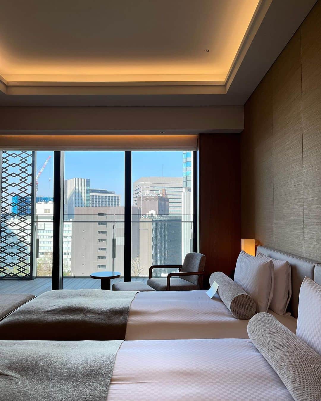 ホテルオークラ東京 Hotel Okura Tokyoさんのインスタグラム写真 - (ホテルオークラ東京 Hotel Okura TokyoInstagram)「Spacious suite with large windows🪟 大きな窓を備えた開放的なスイート☀️  Suite with 120sqm in The Okura Heritage Wing. This serene and spacious suite features a living room bordered on two sides by window-lined walls, as well as a bathroom, equipped with steam sauna and jet bath, placed right beside a picture window. It recommend you to stay in this luxury room and fully enjoy your time at The Okura Tokyo.  120㎡の落ち着きと解放感を備えたヘリテージウイングにあるスイートルーム。 壁2面に広がる大きな窓を備えたリビングルームに、景観を眺める窓を備えた浴室。その浴室には、スチームサウナと浴室床暖房を揃えます。都会の喧騒から離れて静謐な空間でラグジュアリーステイをお愉しみください。  “Heritage Suite” The Okura Heritage Wing 「ヘリテージスイート」 オークラヘリテージウイング  #スイートルーム #ホテルステイ #ステイケーション  #サウナ #サ活  #ビューバス #サウナ付きホテル #バルコニー付きのお部屋  #東京ホテル #ラグジュアリーホテル  #theokuratokyo #オークラ東京  #hotelroom  #suiterooom #staycation #tokyohotel #luxuryhotel #luxurylifestyle #luxuryhome #lhw #uncommontravel #lhwtraveler #东京 #酒店 #도쿄 #호텔 #일본 #ญี่ปุ่น #โตเกียว #โรงแรม」6月11日 11時58分 - theokuratokyo