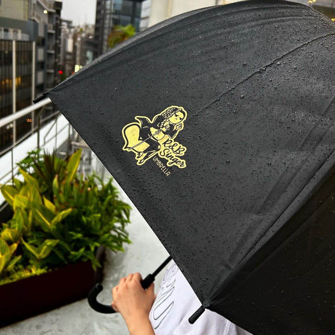 クリエイターズ・ファイル公式（ロバート秋山）さんのインスタグラム写真 - (クリエイターズ・ファイル公式（ロバート秋山）Instagram)「6月11日は傘の日。  R&BシンガーのUMBRELLA。  クリエイターズファイルグッズに、アンブ監修の傘があるのは有名な話。 梅雨の時期の必須アイテム♬ 今ならセール中というのも有名な話。  では、アンブの本名は何でしょう?!  答えは明日の投稿の最後で! ※昨日のクイズの答え→「会場で一泊すること」  #クリエイターズファイル #umbrella #アンブレラ #傘 #音楽 #クリエイター #クリエイティブ #写真日記 #日記 #記念日 #ダイアリー #クイズ #サプライズ #netflix #毎日投稿 #ロバート秋山 #お笑い好き」6月11日 12時04分 - creatorsfile_officialgoods