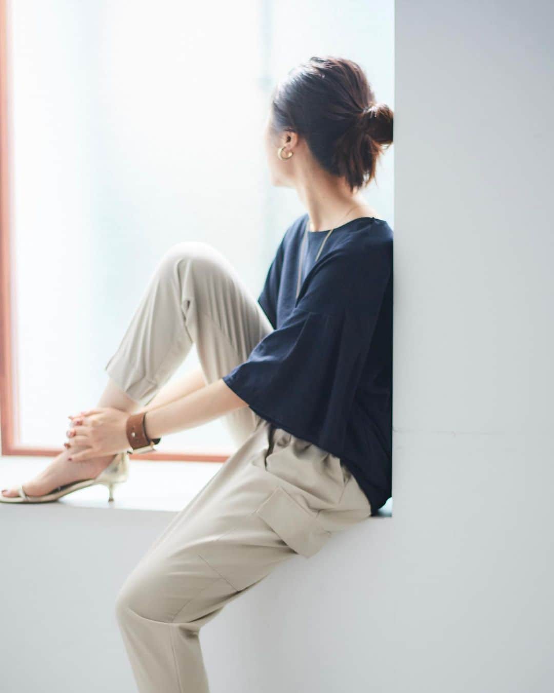 le. coeur blancのインスタグラム：「.  \ NEW ITEM / ⁡ シックなカラーも、 ドライタッチな手触りで快適に。 ⁡ 夏こそモノトーンで着映えする、 大人なリラクシースタイル。 ⁡ ⁡ ⁡ ⁡ ・タックフレアスリーブカットソー ¥8,470 no. 3033014309 shop / online store : 販売中 ⁡ ・カーゴイージーテーパードパンツ ¥13,420 no. 3033052201 shop / online store : 販売中 ⁡ ・ジョーゼットバックプリーツワンピース ¥14,960 no. 3033065923 shop / online store : 販売中 ⁡ ⁡ ⁡ _________________________ ⁡ < 𝗶𝗻𝘀𝘁𝗮 𝗹𝗶𝘃𝗲 𝘀𝗰𝗵𝗲𝗱𝘂𝗹𝗲 > ⁡ 6/13(火)、6/14(水)、6/21(水)、6/30(金) ⁡ ⁡ ⁡ ⁡ ⁡ ⁡ ⁡ ⁡ ⁡ ⁡ ⁡ ⁡ #lecoeurblanc #ルクールブラン #spring #summer #le_23ss #le_web #プルオーバー #カットソー #カーゴパンツ #ワンピース」