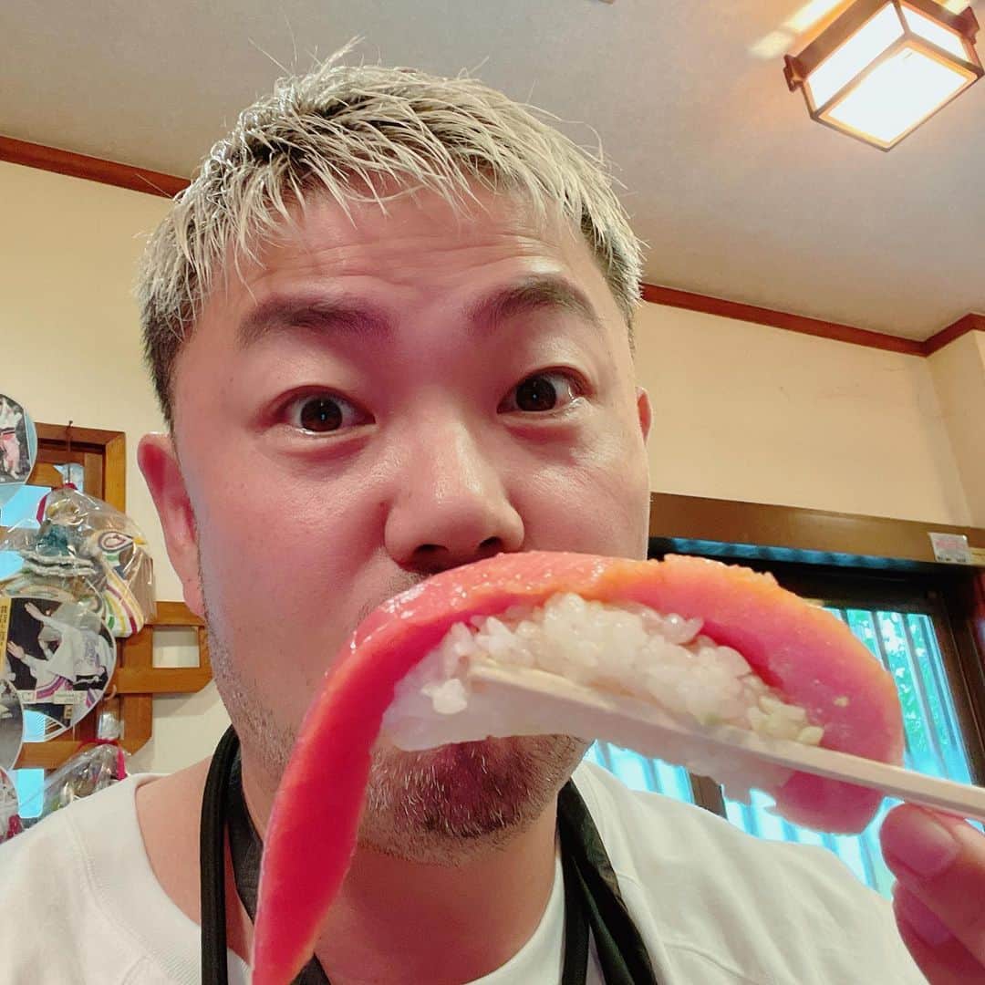 信沢Hitoshiさんのインスタグラム写真 - (信沢HitoshiInstagram)「おにぎりみたいなお寿司。 デカすぎた。」6月11日 12時04分 - nobusawahitoshi