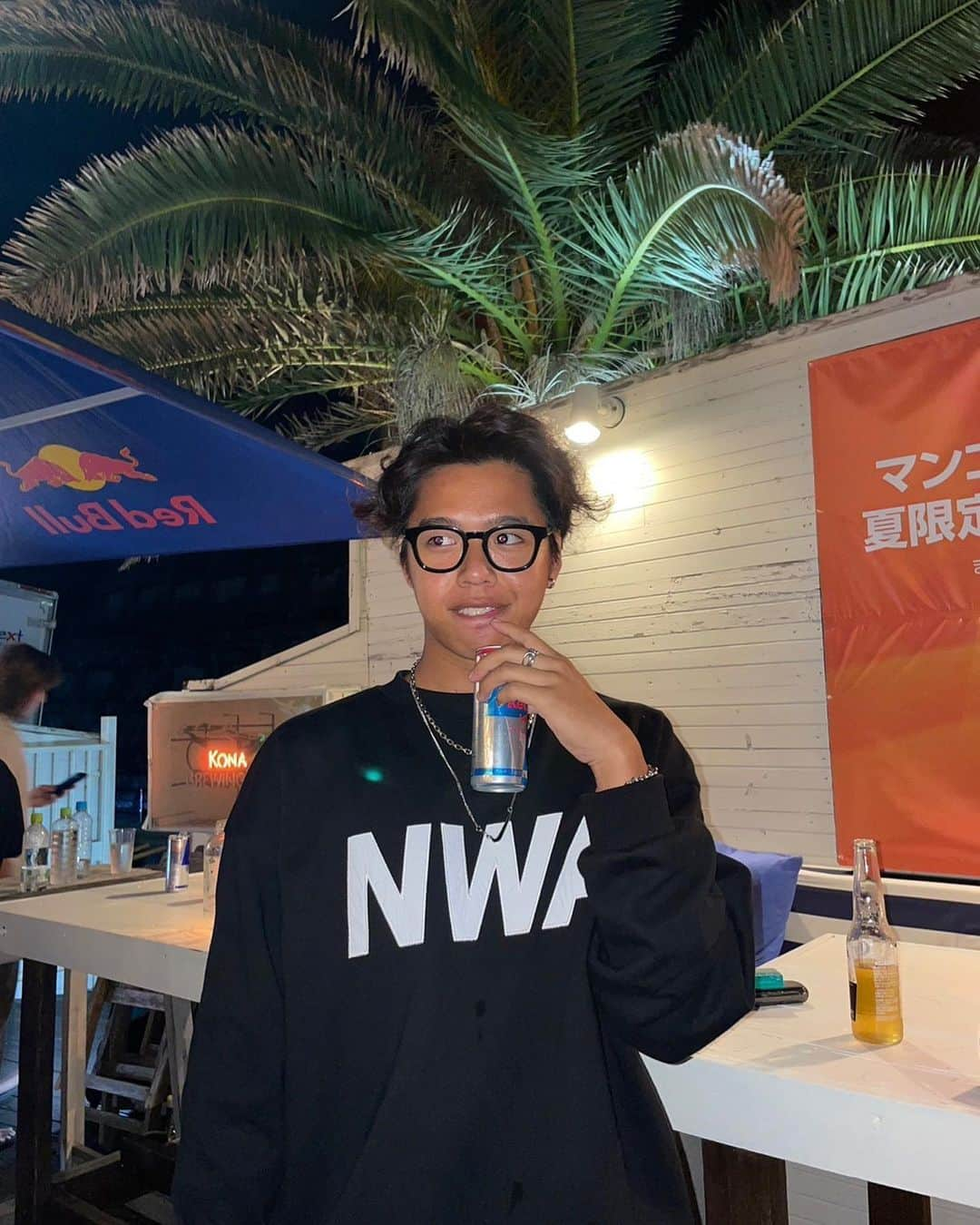 マックのインスタグラム：「chill🧡🖤🥴 . . . . . . #redbull  #redbulljapan  #チルすぎた #こんないい感じの写真なのに #内心 #おしゃれな人多すぎて芋でした #芋っころ万歳 #いい感じの写真に #絶対いるのやめて #あきとんとん #マック #とりあえずyeah!!」