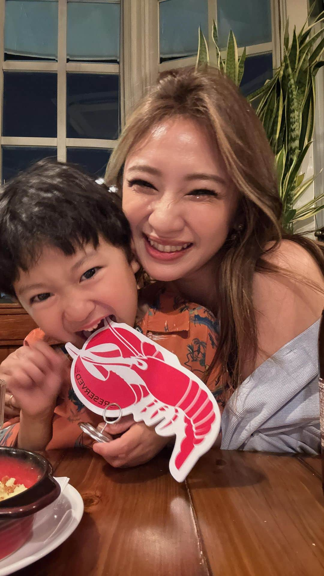 新井ニーニャのインスタグラム：「.  先日、みんなでレッドロブスターへ🦞❤️ @redlobsterjapan_official   5月から6月上旬まで 家族9割体調不良で なんなら1人熱2回出るとかもうカオスだったけど やーーーっと落ち着いて食事に行けたの😭❤️ ご褒美ご飯…🦞❣️🫶🥰❤️  大人数でも広々な店内が助かる🥺 アメリカンレトロな店内が可愛くて🇺🇸🪇🥁 入口には生きたロブスターもいて 子供達興味津々でした💭  頼んだのは、 生牡蠣 ウニクリームソース牡蠣 ロブスターの黄金焼き たらこといくらのパスタ ワタリガニとトマトクリームソースパスタ ピザ マッシュポテト フィッシュ&チップス お子様ミートソースパスタに パフェまで食べまくっちゃった🤣🤣✌️❤️ ひとつひとつ、すごい美味しい😳 クオリティ高くて驚き❣️  デートでいくような料理が 家族でいけるお店にあるなんて 知らなかったっ😳😳❣️  コスパも良くて、味も美味しくて😳😳❣️ また絶対いくーーーーー😆🫶❤️  #レッドロブスター #ロブスター料理 #オイスターバー #牡蠣ディナー #ロブスターディナー #記念日デート #家族で外食 #大家族の外食 #6人家族 #4兄妹 #ロブスター #生牡蠣大好き #家族でご飯 #家族で食事 #外食記録 #子連れおでかけ #子連れスポット #子連れディナー #ファミリーレストラン」