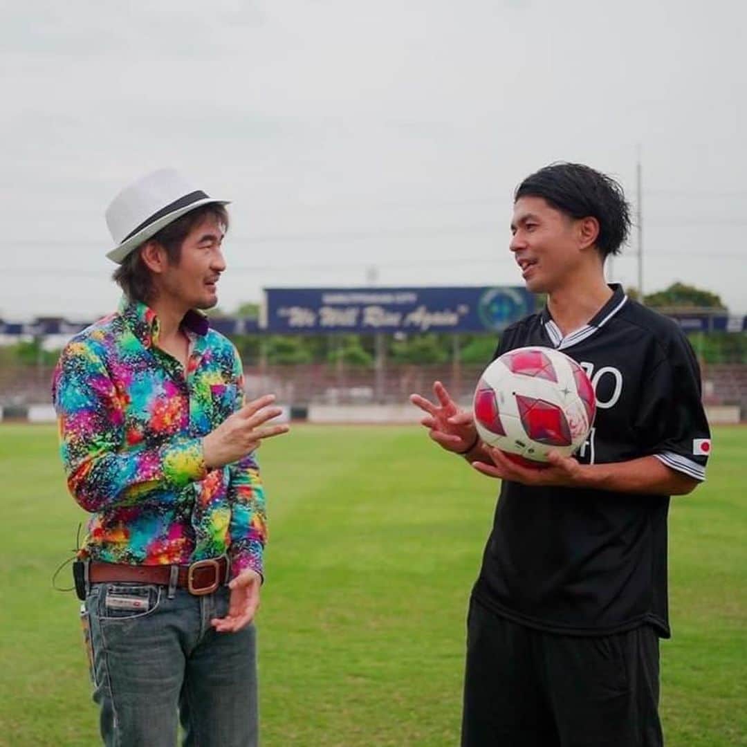下地奨さんのインスタグラム写真 - (下地奨Instagram)「ฟูจิเซ็นเซจะพาไปรู้จักนักฟุตบอลญี่ปุ่นหัวใจไทย ที่จะพาเด็กไทยไปดูฟุตบอลเจลีกที่ญี่ปุ่นแบบฟรี ๆ  “โช ชิโมจิ” กับโครงการ The Court  ด้วยความตั้งใจที่อยากพัฒนาวงการฟุตบอลไทย ให้ไปไกลระดับโลก  本日タイの公共放送PBSで 16:30-17:00で僕と僕がタイでやってる@thecourt.2022 プロジェクトのドキュメンタリーが放送されます。  タイにいる方はぜひご覧ください⚽️❤️  #ดูให้รู้ #ฟูจิเซ็นเซ #ThaiPBS #ญี่ปุ่น #ดูให้รู้รู้ให้ลึก  #ฟุตบอล #โชชิโมจิ #TheCourt #Sho #ไปญี่ปุ่นฟรี #นักฟุตบอล #เจลีก #นักฟุตบอลญี่ปุ่น #นักฟุตบอลไทย #บอลไทย #บอลโลก」6月11日 17時36分 - sho_shimoji
