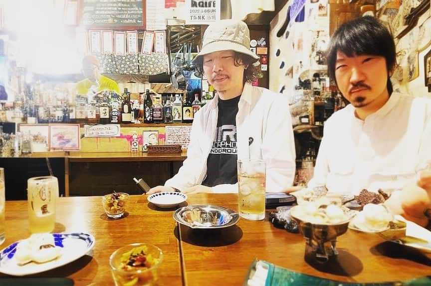シモダ テツヤのインスタグラム：「家入さん（@hbkr）から先日飲んだときの写真が送られてきた。  僕の隣にこんな奴はいなかったんだけどAIで足したらしい。２人で飲んでたはずの思い出が３人で飲んでた思い出に。泣いて笑って朝まで３人で飲み明かした気がしてきた。  マサル（AI）結婚おめでとう！また３人で飲もうぜ！」
