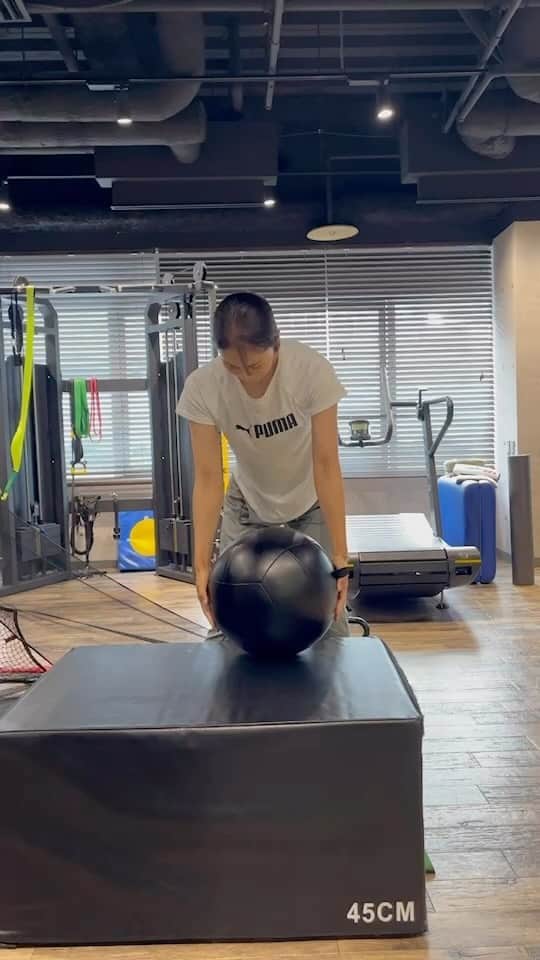 阿部桃子のインスタグラム：「脚の使い方がわかりやすくて お気に入りのトレーニングの1つです🏌️‍♀️  上半身に力が入っていたり、 蹴るタイミングが違うと ボールがあっちこっち行ってしまいます😂  #golf #golfswing #golftraining #ゴルフ #ゴルフトレーニング #トレーニング #ゴルフ女子 #ゴルフスイング #スイング動画 #ゴルフスイング動画 #ドライバーショット」