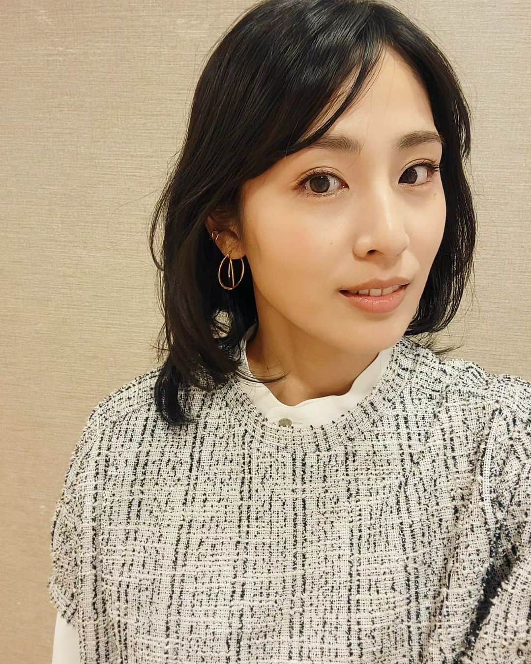 本仮屋リイナのインスタグラム：「明日よる11:56〜 TBS『スター★性格診断SHOW』に出演します☺️☺️  テーマは、占い・ゲン担ぎを信じすぎる人💫 ⁡ 今日もわたしは、タロットのオンライン勉強会に参加し、カードをシャッフルしてましたよ🧙‍♀️🔮⁡ふふふ ⁡ 明日よる、⁡ ⁡ぜひご覧ください💁  #性格診断show  ブラウス　 DRESSLAVE @dresslaveofficial  ベスト  VERSEAU @_verseauofficial_  スカート　 Jines @jines_official  ピアス、イヤカフ、リング Jouete @joueteofficial  サンダル DIANA @dianashoespress」