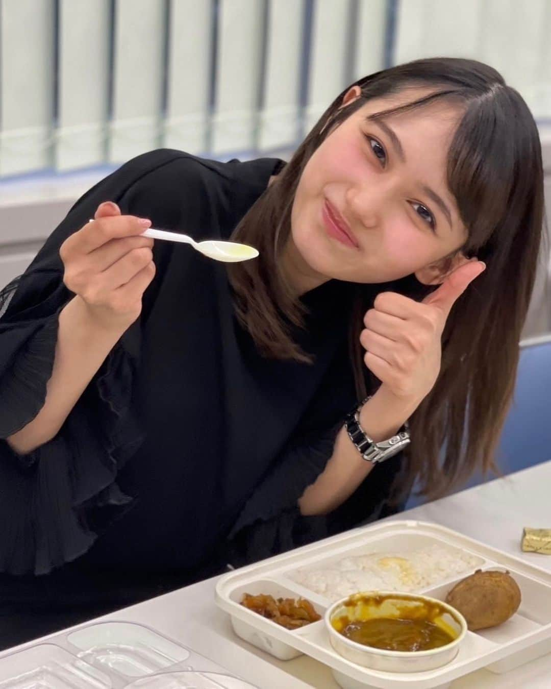 黒崎レイナさんのインスタグラム写真 - (黒崎レイナInstagram)「大好物のオーベルジーヌのカレー来た時の黒崎。  嬉しさ爆発。  https://youtu.be/6uZaZLZKB44  #無限オーディション」6月11日 12時13分 - reinakurosaki_official