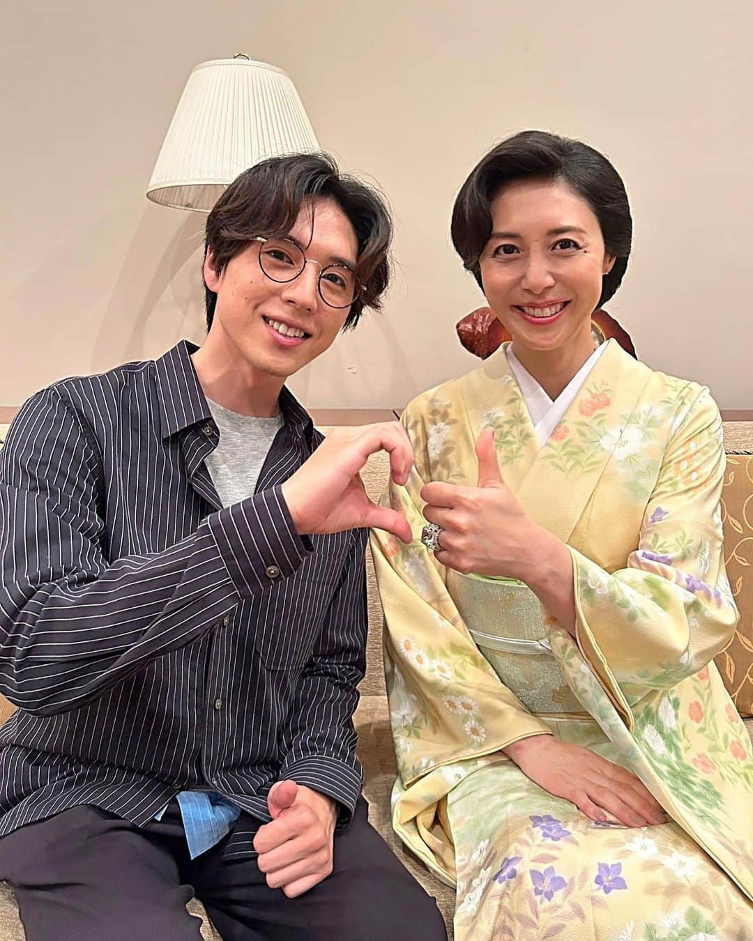 王様に捧ぐ薬指さんのインスタグラム写真 - (王様に捧ぐ薬指Instagram)「💍  ／ 　第9話の放送まであと2日🫶🏻 ＼  神山くんと静さんのレアなツーショットをお届け📸 緊迫感のあるお二人のシーンですが、 オフショットではお茶目なポーズを見せてくれました🥰  神山くんはやっぱり今日もメガネがお似合いです👓  そしてこちらは静さんのお着物のなかで 1番華やかな訪問着😌♡ 鮮やかで素敵です🌼🌿  第8話をもう一度見たい方はTVerで💭 第1〜3話と最新話はTVerにて無料配信中です📱 第9話は6月13日よる10時から放送です🕊  #王様に捧ぐ薬指 #王ささ  #坂東龍汰  #松嶋菜々子  #TBS #火曜ドラマ #春ドラマ #ラブコメ #胸キュン  #ドラマ好きな人と繋がりたい  #第9話は6月13日よる10時放送👓」6月11日 12時14分 - ousama_tbs