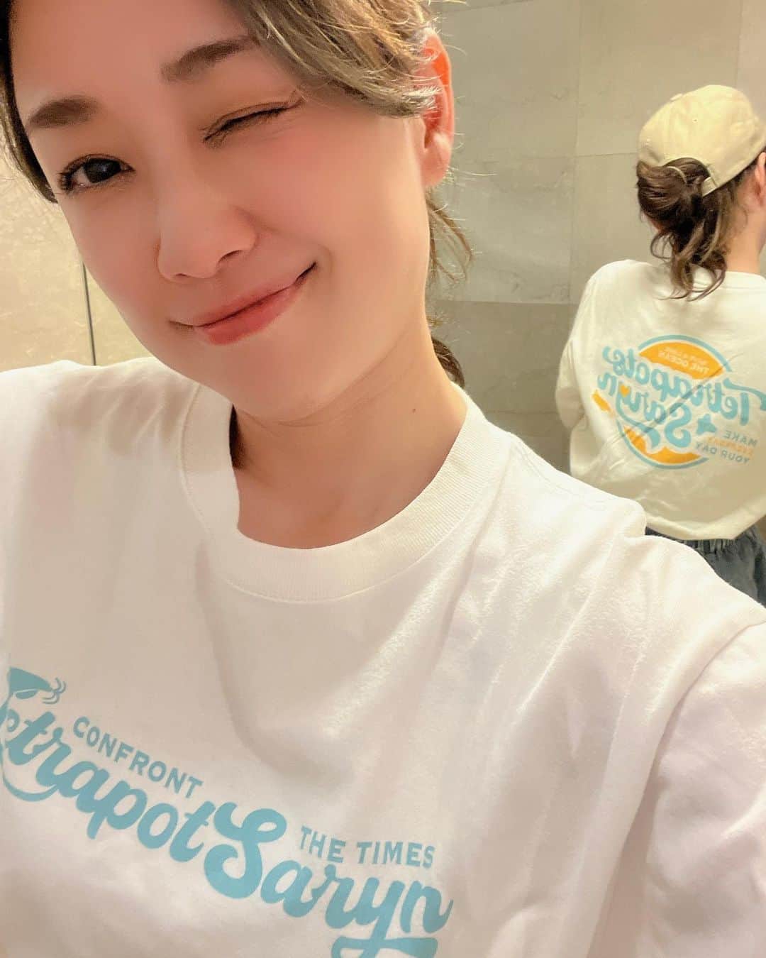 彼方茜香のインスタグラム：「急いでー♥ 本日6月11日23:59までがTシャツネット注文の最終となります!! @tetrapots_official  プロフィールからオンラインショップ飛んでいただくか、私のストーリーリンクから飛んでください·͜· ♡ 店舗での販売はしておりません♪ 私で160cm、Lサイズでオーバーサイズです♪ ホワイトとグリーンの2色‎🤍💚 もうイベントですでに持ってる方はサイズ感や着心地デザインどーでしたかー？ どんな時に着てますーとか 何に合わせて着てますーとか どんどん教えて欲しいです𖠋𖠋𖠋  #Tetrapots  #Saryn  #コラボTシャツ  #受注生産受付最終日  #Sarynpots  #彼方茜香  #オリジナルブランド」