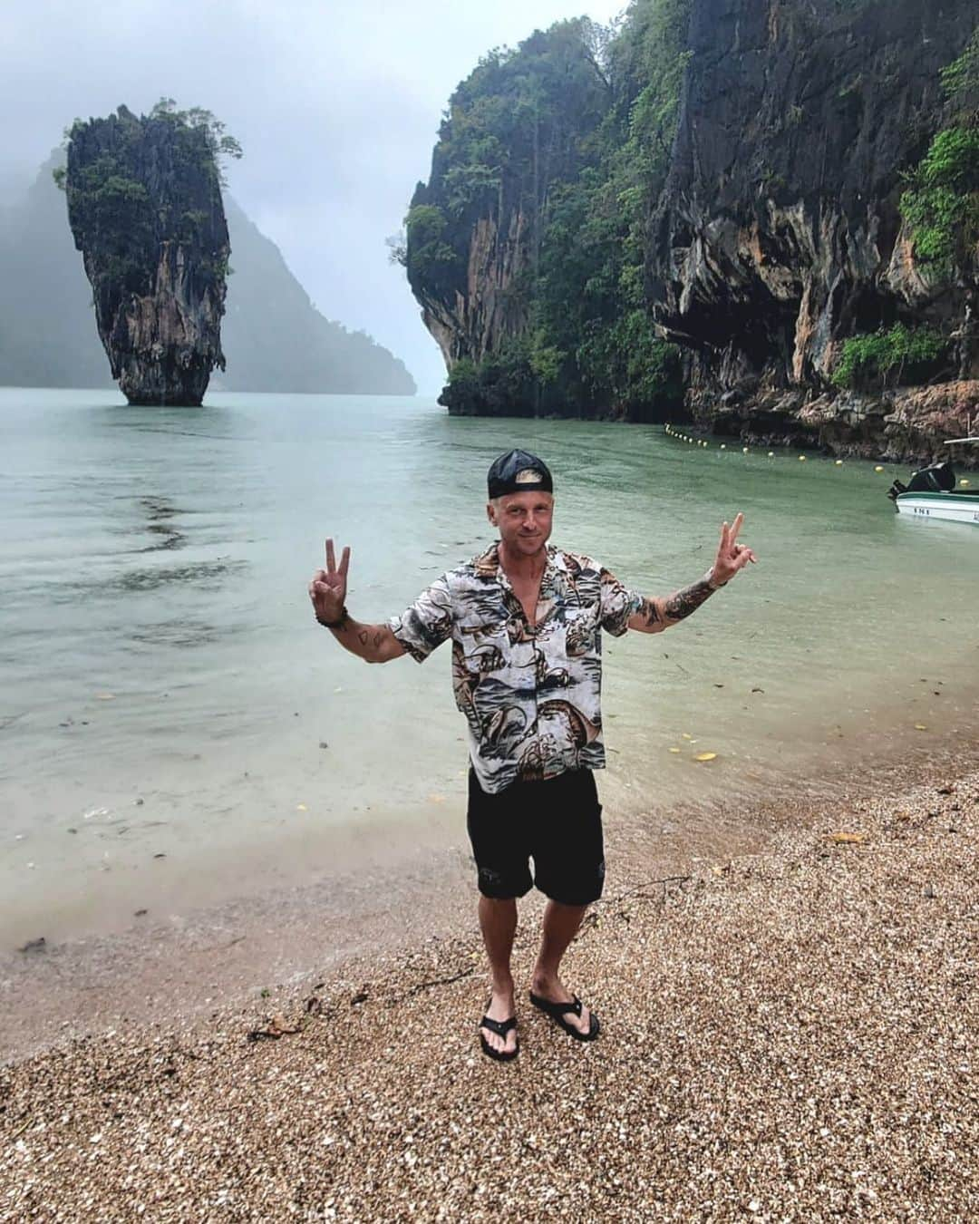 ライアン・テダーのインスタグラム：「I ranaway   #jamesbond #thailand」