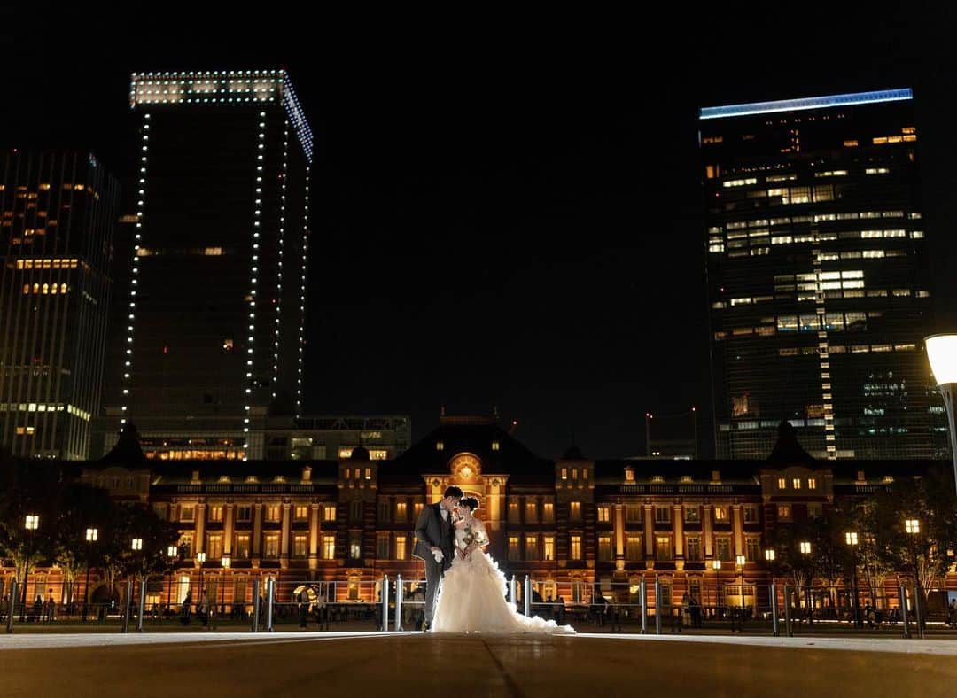 待鳥志織のインスタグラム：「前撮り写真その① 横バージョン☺️✨ 縦も載せちゃいます(笑) ・ @acro_wedding のスタッフさん みんな本当に優しくて 楽しい時間だったし いい写真がたくさん😭♡ ・ #前撮り#東京駅前撮り#ウェディングフォト#ウェディング撮影」