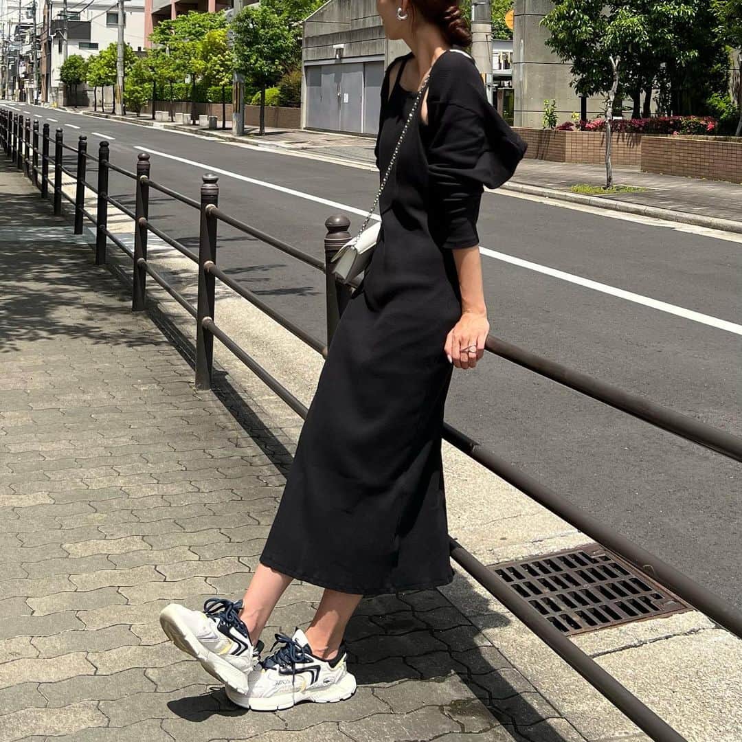 Nagiのインスタグラム：「雨の日はほんと嫌になる 髪の毛もしゃもしゃ😮‍💨  コーデはいつかの  キャミワンピースにスニーカー ショート丈のtopsもついていて 合わせてきてもワンピース一枚でも🙆‍♀️ ボレロみたいにも着れるよ  @ungrid_official の ✔️  onepiece. #ungrid  bag. #maisonmargiela  shoes. #lacoste   . . #code#fashion#コーデ#ファッション#大人カジュアル#カジュアル#シンプルコーデ#レイヤーテレコキャミワンピース」