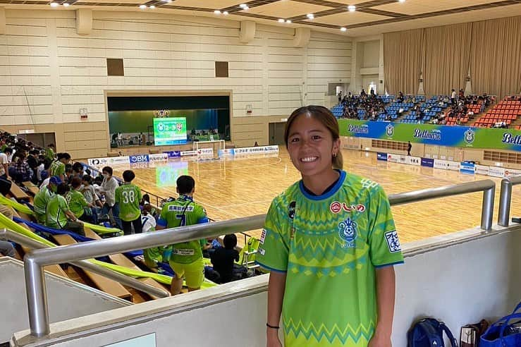 岩渕真奈のインスタグラム：「🐟🐟🐟 ⁡ 鈴廣かまぼこ大使として Fリーグ湘南ベルマーレさんの試合へ🫡 ⁡ 試合前にはちょっとだけフットサル教室も👧🏻✨ 写真がいい写真すぎる📸 その後は鈴廣さんブースで写真撮影🐟 ⁡ そしてハーフタイムにはご挨拶を🙇‍♀️ 岩渕コールまでしていただいて感謝です。 湘南も逆転勝利🙌🙌🙌 フットサルおもしろかった！！！ ⁡ またおじゃまします👋 ⁡ #鈴廣 #魚肉たんぱく同盟  #フィッシュプロテインバー #湘南ベルマーレフットサル #南足柄市」