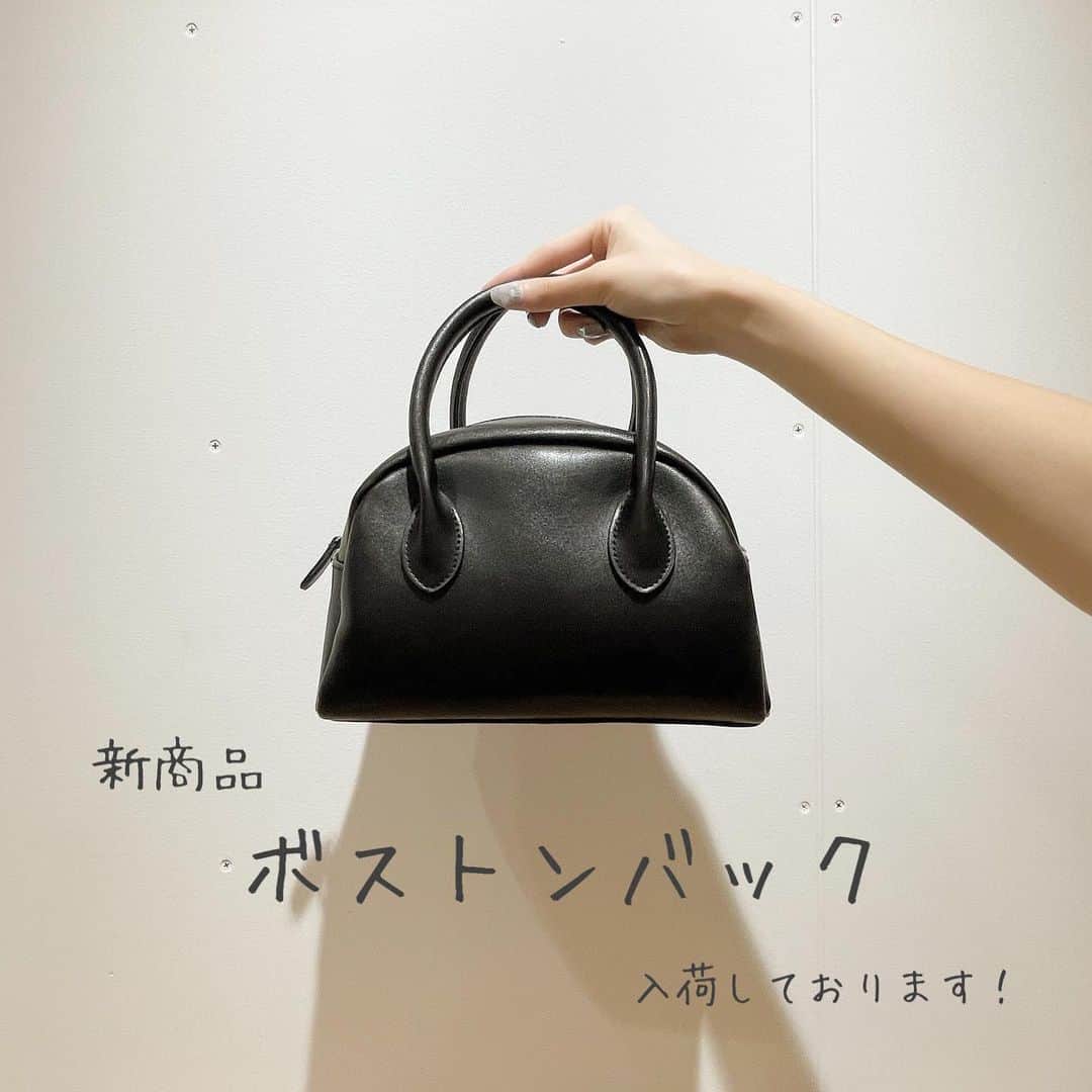 3COINS lN LUMINEのインスタグラム：「皆さんこんにちは☀️  3COINS+plus大船ルミネウィング店です！  本日は先週から発売の服飾の新商品をご紹介致します！  ◎ボストンバック color : Black・Ivory price : ¥1000（税込¥1100）  とてもシンプルなデザインのため、どんな洋服の系統でも合いそうですよね！！  是非店頭にてご覧くださいませ！💕  ⚠️店舗によって在庫状況は異なります。  #3COINS#3coins#スリコ#スリコ購入品 #スリコ人気商品 #スリコパトロール#スリーコインズ#スリーコインズ購入品#バック#ボストンバック#ブラックコーデ#ホワイトコーデ #black #white」