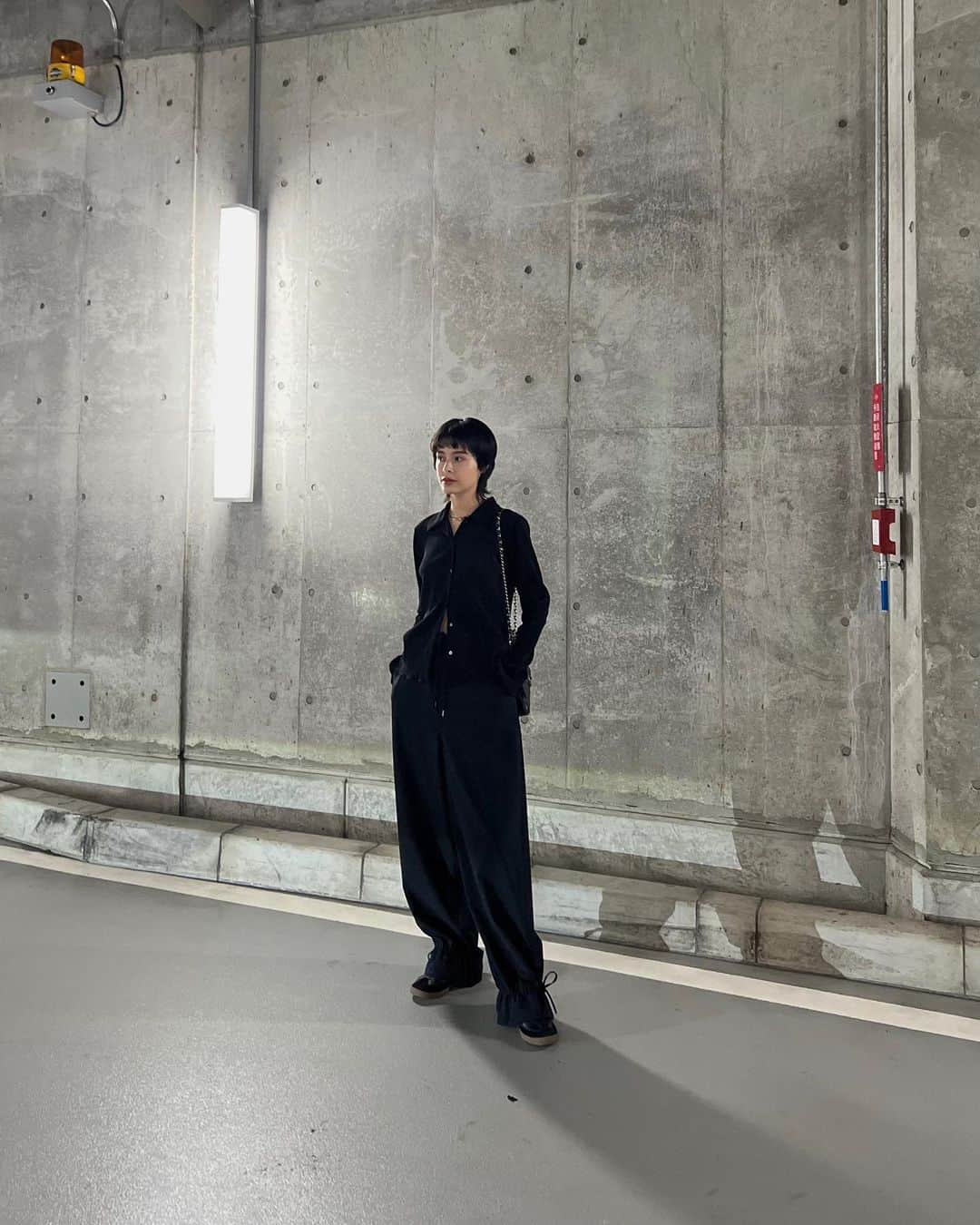 大屋夏南のインスタグラム：「Rainy Sunday 🖤 心地よくて気分が上がる服が好き。」