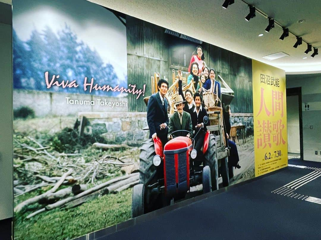 DJ AIKO 62さんのインスタグラム写真 - (DJ AIKO 62Instagram)「【読むアート噺】 田沼武能 人間讃歌 Viva Humanity!  Tanuma Takeyoshi 2023.6.2（金）—7.30（日） 東京都写真美術館　地下1階展示室  いい写真展だったなぁとしみじみじっくり、田沼さんのお人柄や写真家としての人生観に思いを巡らす、豊かな鑑賞の時間となりました。  写真家・田沼武能氏は、木村伊兵衛に師事、芸術新潮の嘱託写真家やタイム・ライフ社の契約写真家として活躍しました。1972年からは世界の子どもたちを撮影、生涯で120を超える国や地域を訪れました。  展示は「戦後の子供たち」「人間万歳」「ふるさと　武蔵野」の３章で構成され、70年以上にわたる写真家人生をたどります。  「戦後の子供たち」の眼差しや表情ひとつひとつに特に惹かれました。 表情を作ってしまいがちな大人にはない、剥き出しの感情が現れているからかもしれません。加えて戦後という大変厳しい時期です。生命力に溢れた姿を逃さず捉えている田沼さんの作品に感動しました。この章では63点が展示されます。 1枚目の写真、右のマチコ巻きの女の子のかわいいこと！  ライフワークともなった世界中で撮影した人々の写真で構成される第2章「人間万歳」、未発表作品も公開される第3章「ふるさと 武蔵野」と、計205点のボリュームで楽しめます。 是非どうぞ、おすすめです。  ・写真は申請、許可を得て撮影しています。掲載時のルールもありますので、転用・転載、レイアウト写真としての使用、切り取りや2次使用、リポストなどは申し訳ありませんが全てお断りしています。投稿やリール自体をご覧いただけるようにストーリーやSNSでシェアして下さると嬉しいです。  ⚠️こちらが記事、投稿のテキスト部分や番組のネタ元・きっかけとなった場合は必ずクレジット表記やアカウントの紹介もあわせてお願いいたします。  ＋＋＋＋＋ おすすめ美術展を紹介しています。 よかったら @djaiko62 をフォローして下さい。 ＋＋＋＋＋  #田沼武能人間讃歌 #田沼武能 #田沼武能写真展  #人間讃歌 #おすすめ美術展 #美術館巡り #美術館 #アート散歩 #DJAIKO62 #djaiko62のアート噺 #学芸員djのdjaiko62 #読むアート噺 #アート噺 #東京都写真美術館 #topmuseum」6月11日 12時52分 - djaiko62