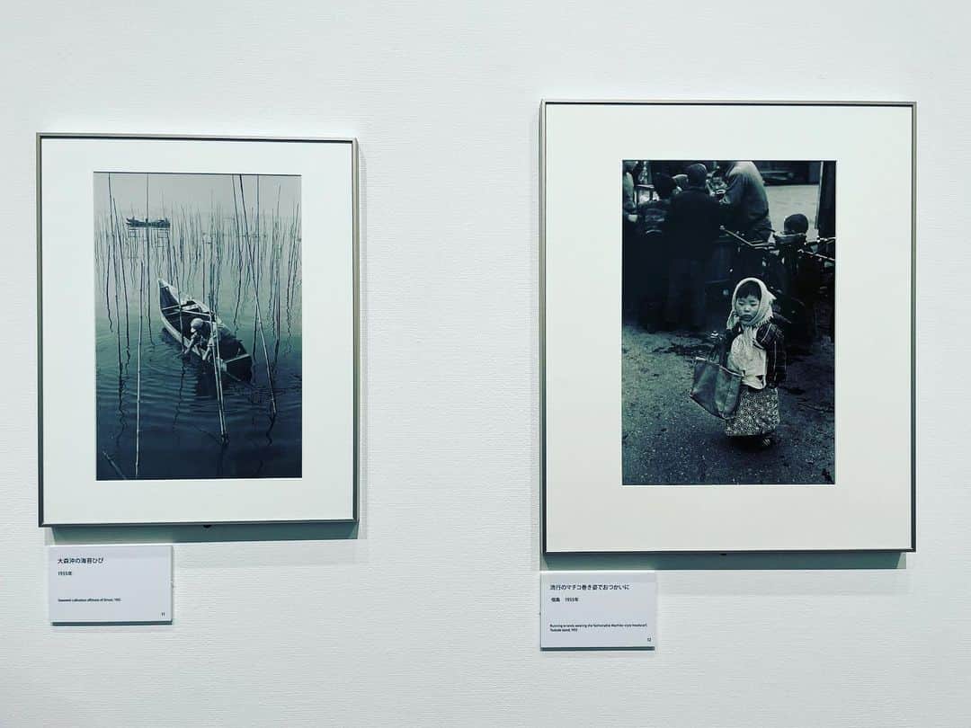 のインスタグラム：「【読むアート噺】 田沼武能 人間讃歌 Viva Humanity!  Tanuma Takeyoshi 2023.6.2（金）—7.30（日） 東京都写真美術館　地下1階展示室  いい写真展だったなぁとしみじみじっくり、田沼さんのお人柄や写真家としての人生観に思いを巡らす、豊かな鑑賞の時間となりました。  写真家・田沼武能氏は、木村伊兵衛に師事、芸術新潮の嘱託写真家やタイム・ライフ社の契約写真家として活躍しました。1972年からは世界の子どもたちを撮影、生涯で120を超える国や地域を訪れました。  展示は「戦後の子供たち」「人間万歳」「ふるさと　武蔵野」の３章で構成され、70年以上にわたる写真家人生をたどります。  「戦後の子供たち」の眼差しや表情ひとつひとつに特に惹かれました。 表情を作ってしまいがちな大人にはない、剥き出しの感情が現れているからかもしれません。加えて戦後という大変厳しい時期です。生命力に溢れた姿を逃さず捉えている田沼さんの作品に感動しました。この章では63点が展示されます。 1枚目の写真、右のマチコ巻きの女の子のかわいいこと！  ライフワークともなった世界中で撮影した人々の写真で構成される第2章「人間万歳」、未発表作品も公開される第3章「ふるさと 武蔵野」と、計205点のボリュームで楽しめます。 是非どうぞ、おすすめです。  ・写真は申請、許可を得て撮影しています。掲載時のルールもありますので、転用・転載、レイアウト写真としての使用、切り取りや2次使用、リポストなどは申し訳ありませんが全てお断りしています。投稿やリール自体をご覧いただけるようにストーリーやSNSでシェアして下さると嬉しいです。  ⚠️こちらが記事、投稿のテキスト部分や番組のネタ元・きっかけとなった場合は必ずクレジット表記やアカウントの紹介もあわせてお願いいたします。  ＋＋＋＋＋ おすすめ美術展を紹介しています。 よかったら @djaiko62 をフォローして下さい。 ＋＋＋＋＋  #田沼武能人間讃歌 #田沼武能 #田沼武能写真展  #人間讃歌 #おすすめ美術展 #美術館巡り #美術館 #アート散歩 #DJAIKO62 #djaiko62のアート噺 #学芸員djのdjaiko62 #読むアート噺 #アート噺 #東京都写真美術館 #topmuseum」