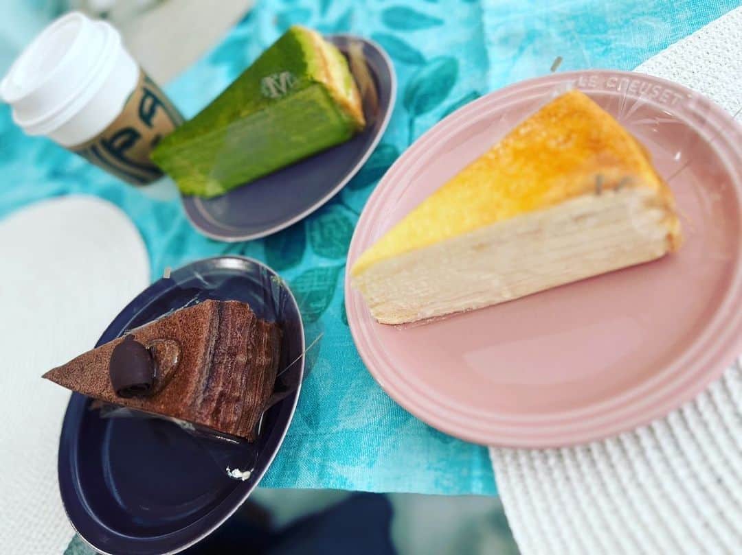 瀬間友里加のインスタグラム：「お友達が会いにきてくれました👶🏻 有名なミルフィーユ🍰のお土産嬉しかった💓 @ladymsg  久しぶりのお喋り楽しかったなぁ☺️そして息子達にも可愛いプレゼントありがとう❤️#singaporefood #ladymsg #シンガポールグルメ #シンガポール生活 #シンガポールライフ #thankyou」