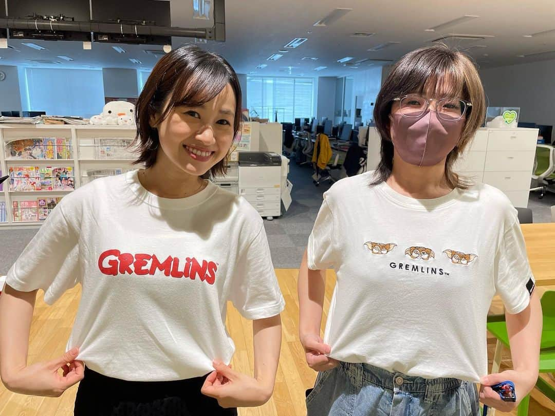 松原朋美のインスタグラム：「🩵グレムリン（ギズモ）🩵  私の1番お気に入りTシャツがこのグレムリンのTシャツで、ここ数年ずっと着ているのですが…  今日大とくスタッフのあだっちゃんもグレムリンTシャツだっのですー！！✨✨  嬉しいお揃いで写真を撮りました📷🩵  ギズモの顔が好きなのです。  #グレムリン#ギズモ #Tシャツ#大とくさん」