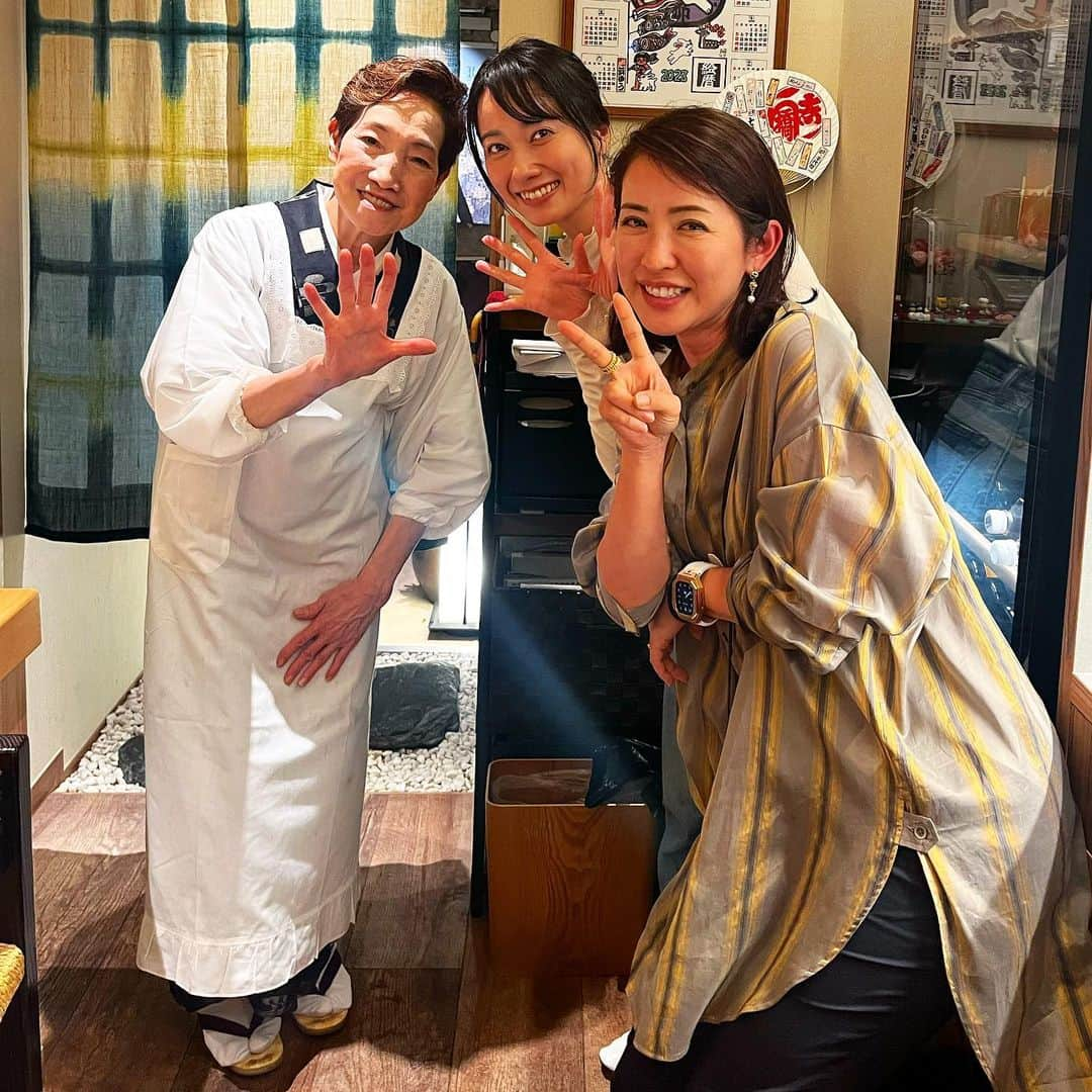 天宮菜生さんのインスタグラム写真 - (天宮菜生Instagram)「. 色々投稿できずにどんどん時だけがたっていくので一気に投稿♡♡ . まずは.....銀座の「浜ゆう」さんへ、お世話になっている江口ともみさん(@tomomin.eguchi )ことともみんさんに連れて行って頂きました! . 宝塚の大先輩でいらっしゃる気さくな女将さんと大いに盛り上がってとても楽しいひと時でした♥️ . 2枚目は、あのマルマルモリモリを振り付けされたり、シンガーソングライターであり、振り付けや演出までなさる多彩すぎるペコさん( @peco10221208 )がラジオのゲストにいらしてくださり、貴重なお話を沢山お聞きできて興奮の私♡♡楽しい時間は本当にあっという間です🥰 . そして、、、、いつもお世話になっているカメラマンのピカさん(@teamcicada )のコンペ用動画に出演させて頂きました。 パンになって🍞🍴⑅*॰ॱいっぱいパン食べましたw 入賞しますように🙏🍀*゜ .  #今月の色々  #一気に投稿  #はまゆう   #銀座  #食パン  #コンペ  #ペコさん」6月11日 12時50分 - naoamamiya_official