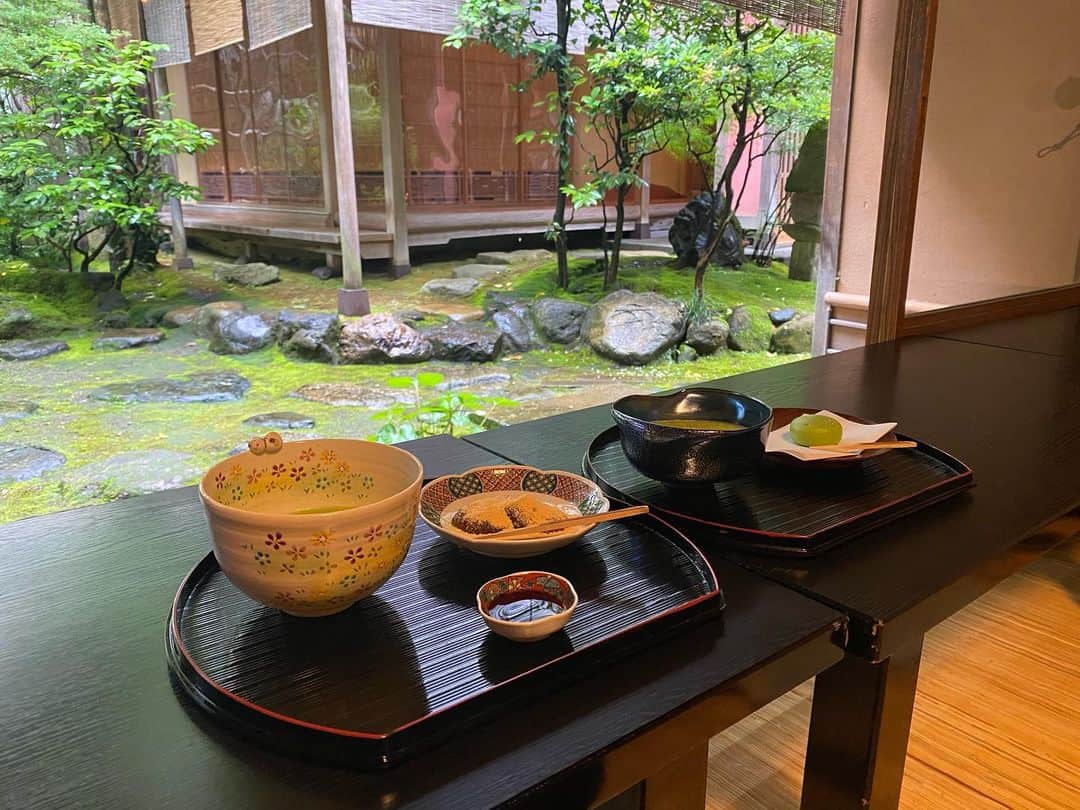 鈴木柚里絵さんのインスタグラム写真 - (鈴木柚里絵Instagram)「I enjoy this trip to Kanazawa with my friend. This place is so famous. I like this atmosphere. Warabi mochi is delicious! (Warabi mochi is a traditional Japanese dessert made from bracken starch, soybean flour and topped off with syrup)  人生初金沢、2日目！ 雰囲気めっちゃいいし、わらび餅美味しい！  Disfruté de este viaje a Kanazawa con mi amiga. Este lugar es muy famoso. Me gusta este ambiente. El mochi warabi está delicioso.  My friend→ @gunma_guruneko  place → @ootomorou  #大友庵 #金沢 #kanazawa #japantrip #teagarden #茶園 #japan」6月11日 12時51分 - yuriehiyoko