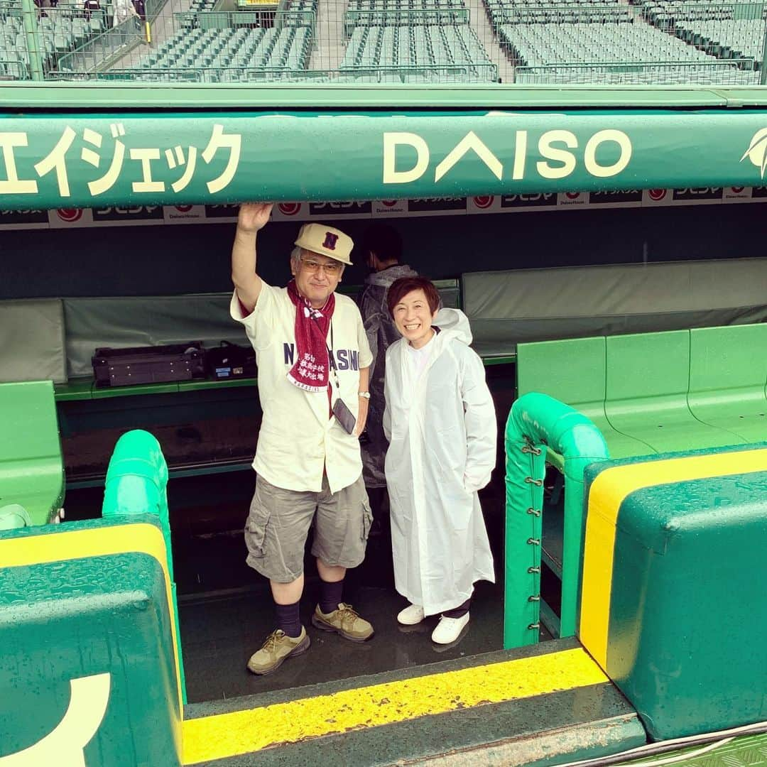 梅津有希子さんのインスタグラム写真 - (梅津有希子Instagram)「ゲスト出演する「甲子園ブラスバンドフェスティバル」、習志野高校吹奏楽部石津谷先生とベンチで打ち合わせ。同じファゴット吹き。「正装でと言われたのでユニホームで来たよ！」。笑。石津谷監督、ベンチ入りできてうれしそう！　#甲子園ブラスバンドフェスティバル　#吹奏楽部 #高校野球 #甲子園」6月11日 12時51分 - y_umetsu