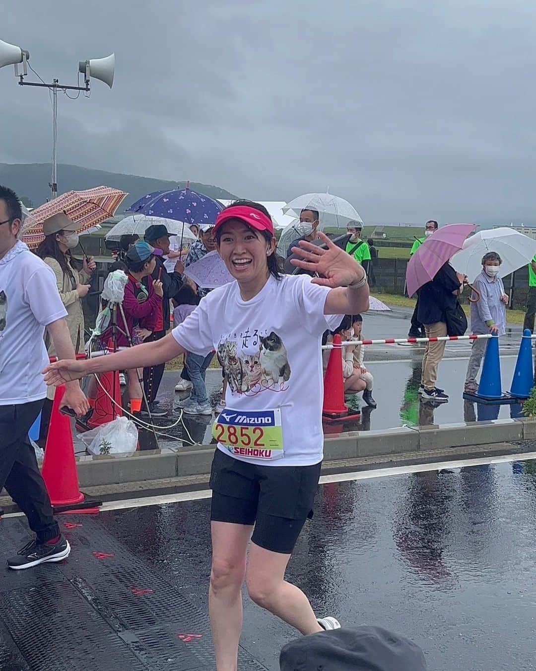 森下千里のインスタグラム：「いしのまき復興マラソンに参加しました。  この日のために練習して、 お酒も控えて臨んだのですが、 あいにくの雨☔️ でも、なんとか完走！ １０キロで １時間１０分くらいだったと思います。 最後の坂道で心臓が…。 ゴールが見えてきて、ピッチあげたら息がもたなくなり、絞り出すように走りきりました。  運営スタッフの皆さん、ボランティアスタッフの皆さん、ありがとうございました。 おかげでなんとか頑張れました。  ランナーの皆さん。 声かけあったり、お互い励まし合ったり、 転んだ方を助ける人もいたりと、 一緒に走れて、とてもいい時間でした。 ありがとうございました。  ちなみに、 Tシャツはオリジナルで作ってもらいました！」