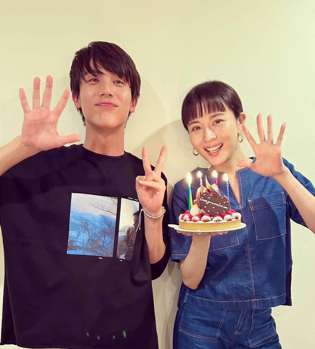 比嘉愛未さんのインスタグラム写真 - (比嘉愛未Instagram)「happy birthday my brother&me🎂🎉🥳💕  6月14日産まれの私たちで 少し早めのお祝いを🥂✨ 益々素敵な大人になって、姉ちゃんは嬉しいよ〜 充実した1年にしようね❣️  #birthday @taishi_nakagawa_official」6月11日 12時54分 - higa_manami