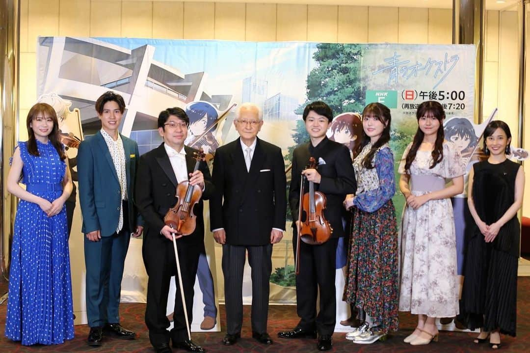 土屋神葉のインスタグラム：「今日は #青オケ 🎻  先日参加した素晴らしいイベントもお届け出来ます！！！ . 『N響× #青のオーケストラ コンサート』がEテレにて 15:55～16:55放送！ . そして、アニメ 第10話『初心者と経験者』がEテレにて17:00放送！ . オーケストラの音は、聴く人の身体を貫いたり包み込んだり、まさに変幻自在です。 ぜひコンサートにも足を運んで欲しいなぁ！ . まずは今日、青オケの世界に思いきり浸ってください！ . イベント後に、青野一のソリストを担当し、イベントでも大活躍した#東亮汰 さんのCDを頂きました♪ ありがとうございます！ たくさん聴きます！！！」