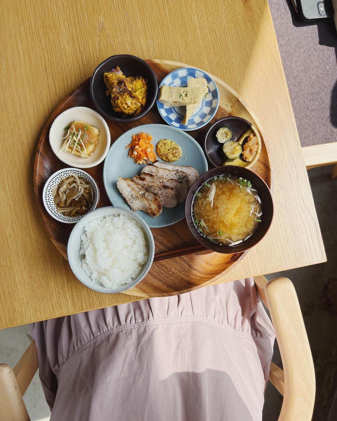 金光みり愛のインスタグラム：「沖縄の食事記録ラスト🍽💕 　  ------------  📸1〜3枚目 Awayk @awayk.nakijin  📍沖縄県今帰仁村湧川 大福原2181-1  EMILをチェックアウトしてお昼に行ったお店🫶🏻 緑と海に囲まれて素敵な景色を眺めながら食べられる地産地消のおばんざいメニュー👏🏻🌸 土鍋で炊き上げたご飯が美味しい🍚 私は沖縄県産やんばる豚ロースのソテーをメインに選んだよ💕 外観もミニマルで素敵だよね🌿 　 ------------  📸4枚目 福助の玉子焼き @fukusuke.matsuo  📍沖縄県国頭郡本部町備瀬415  美ら海水族館に行った後に大きなポー玉の看板に釣られて行ったお店😂💗 でもポー玉は絶対どこかのタイミングで食べようねって約束してたの🍳 想像以上に大きくて、卵もポークも分厚すぎて一つ食べるので精一杯だった😂  ------------ 　 📸5枚目 tutan(トゥタン) @tutan.okinawa  📍沖縄県名護市運天原527  EMILに泊まった夜に、EMILのオーナーさんにおすすめしていただいて行ったお店🌙 まさかこんな本格的なフレンチビストロを沖縄で食べられるなんて、幸せ💗🍷 ちょっと場所は見つけづらいけど、どれも本当に絶品で、リノベされた古民家で雰囲気も抜群でとってもおすすめ🫶🏻✨  ------------ 　 📸6〜8枚目 食彩酒房 まつもと @matsumoto_agu  📍沖縄県那覇市松山１-10-8  あぐー豚しゃぶしゃぶ専門店🌸 かぜとくんのおすすめで行った🫶🏻 超人気店だから前もって予約して行ったけど広い店内が本当に満席だった👏🏻 あぐー豚はもちろん、前菜から締めまで全部美味しすぎてペロリ🥹💗 ここで島唐辛子にも出会って美味しすぎてお土産屋さんで探してたくさん買って帰った✊🏻🌶  ------------ 　 📸9枚目 BLUE SEAL @blueseal_icecream   沖縄に来たら買いたくなるBLUE SEAL🌊 沖縄来た〜って気持ちになれてテンション上がる🫶🏻 味も間違いない🍨💓 　 ------------  📸10枚目 沖縄美ら海水族館 @kaiyohaku_churaumi   ご飯じゃないけどせっかく行ったので記録🌊 初めての美ら海水族館🐋 2人で何故かカニを探す遊びをして盛り上がってた😂🦀 水族館って神秘的で癒されるよね🐟🐠」