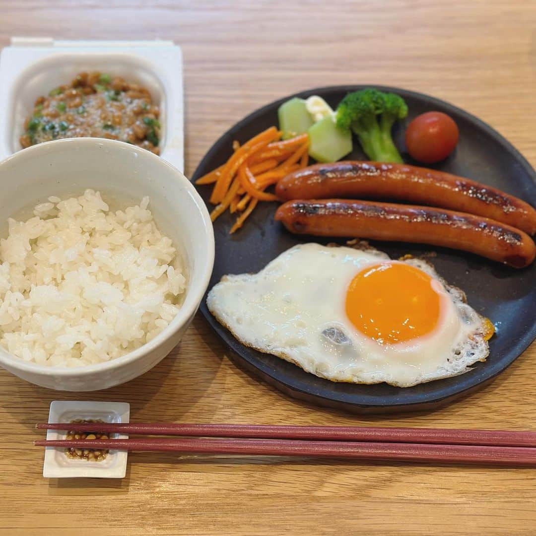 石川梨華のインスタグラム：「お昼ごはん何食べたんだろう？  納豆チョリソー目玉焼き定食✨ 私の定番の好きバカメニュー❤️  最後に残しておいた黄身は ご飯と納豆と一緒に食べるのが好き😆  #石川梨華 #モーニング娘og #リアル梨華 #二児の母 #年子 #やんちゃボーイズ #お昼ご飯何食べたんだろう」