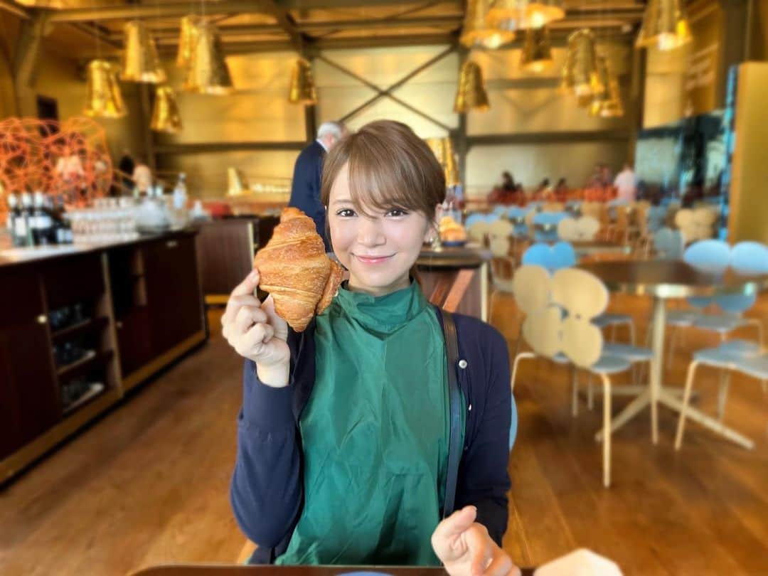 内山絵里加さんのインスタグラム写真 - (内山絵里加Instagram)「・ ・ クロワッサンが、とても好きです🥐 歯ざわり、バターの香り.. しあわせの味がする気がします🤍 ・ きょうのお昼も差し入れていただいた クロワッサンをたべました🫶 きのうに引き続き 今朝もたくさんの方にお会いできて とても嬉しかったです👱🏻‍♀️ きょうは、女性限定でしたので なんだか華やかな、やわらかな空気に癒されました。 "ハグしてください！"と言ってくださる方もいて.. 照れてしまいました🙈 こころあたたまる とても素敵な時間をありがとうございました❤︎ おかげさまで、わたしもがんばれます！ ・ このあとは、 アミュレット @amulet0310_official さんフェアへ！ ▶︎14:30くらいから インスタLIVEできたらいいなと思ってます🦔.. ・ 雨に気をつけて 健やかな日曜日をお過ごしくださいね🌿🚿 ・ #浜松 #クロワッサン #お礼 #お昼ごはん #パリ #日曜日」6月11日 13時21分 - erika.uchiyama1129