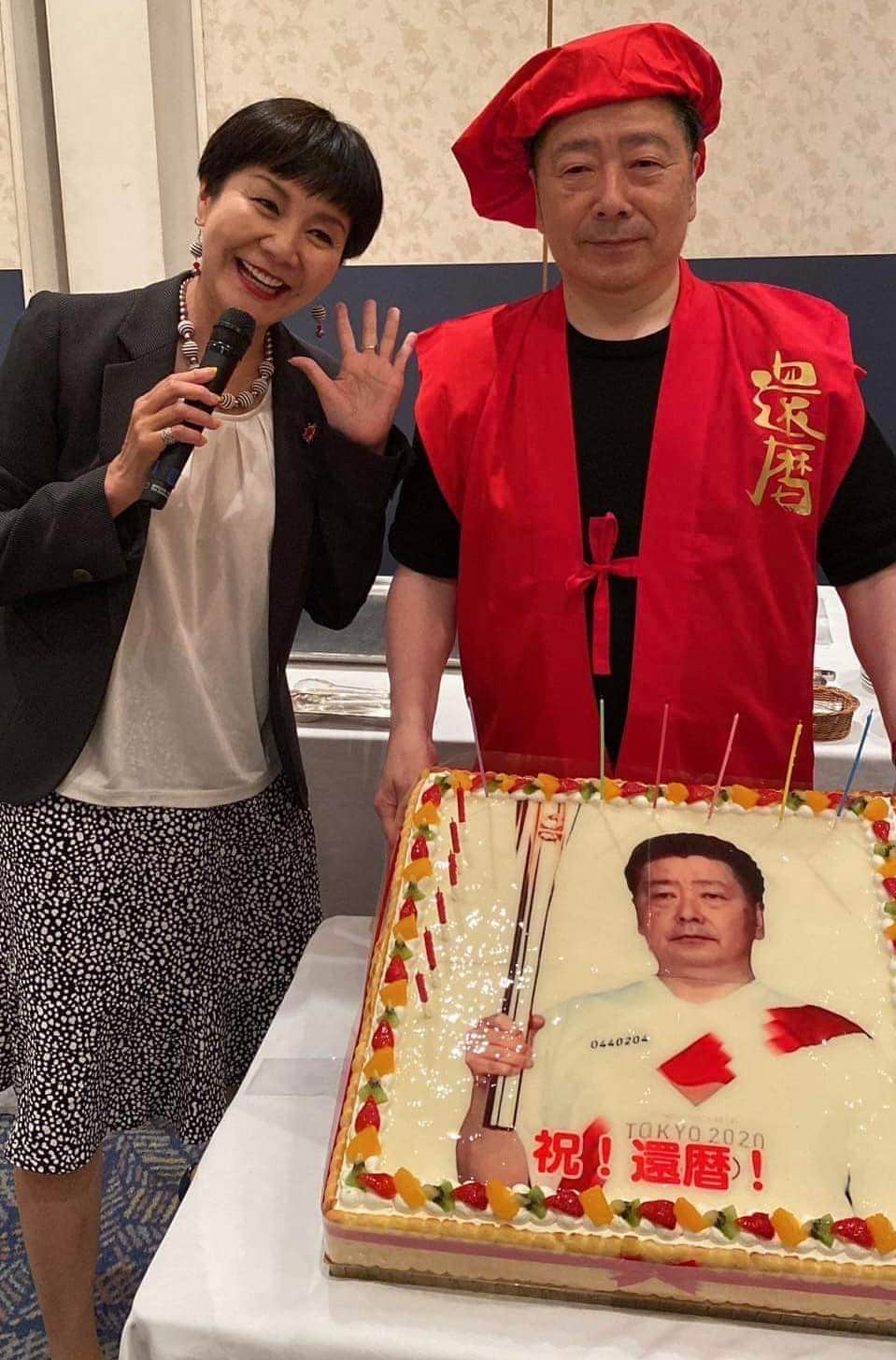 山本華世のインスタグラム：「この頃は何か大人しめなパーティばっかりだから、久しぶりにド派手に行きましょう‼️と、中村社長の還暦パーティはスタッフの皆さんの愛を感じる内容でしたぁ。関われて幸せな時間となりました。6/11❤️お誕生日おめでとうございます🎈🎈」