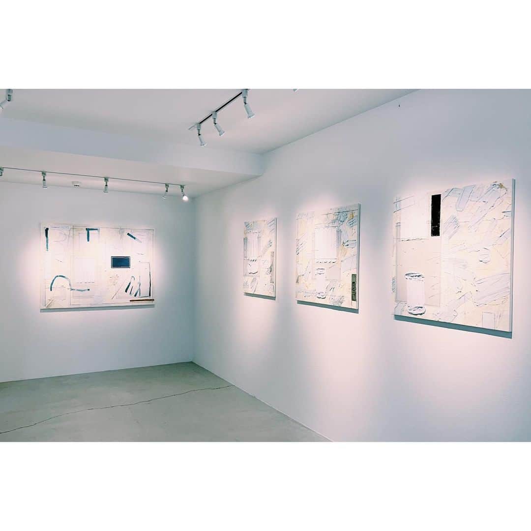 雪浦聖子のインスタグラム：「狩野さんのnoie extentでの展示。（今日までと思ってたら昨日までだった…！） 「静かな信号」。土の中での樹木たちのやりとりのことを考えて描かれた絵。 狩野さんから絵を描いてるときのことを教えてもらう。 何度も展示にお邪魔して何度も話を聞かせてもらってるけど毎回めちゃくちゃ面白い。 狩野さんが今の自分、にきちんと向き合って、誠実に、形にして見せてくれてるからなんだろうなあって思う。いつだって正真正銘の最新作。 いろんな絵を描きながら並行してずっと手を入れていたという絵がすごく印象的で、すごく落ち着いているようでもありその中にすごいエネルギーが潜んでるようでもある。 その蓄積とのバランスをとるために額が丸みを帯びた形に整えられていて、額まで妥協がなくて興奮。  ちょうどサカナクションの山口一郎さんと土井コマキさんの対談をラジオで聴いてたら、自分の無意識の部分が出るくらいきちんとものづくりに向き合う（超、超意訳です、すみません）といったような話をしていて、狩野さんの描き方ときっととっても重なるって思った。  April shopでやってる市林佳祐さんの展示でもそれを感じた。 他のことをしながらでも（これも超意訳…）かけるモチーフとして選ばれた植物が緻密に、そして他では観たことのない形で描かれていて、市林さんと初めてお会いしたけど市林さんの中身をきちんと観せてもらってるんだろうなあって思った。  山口さんと土井さんの対談でもまさにふれられてたけど、生きることがそのまま作品とつながってるのが本当のものづくりなんだろうなあって思う。 わいも良く生きよう。」