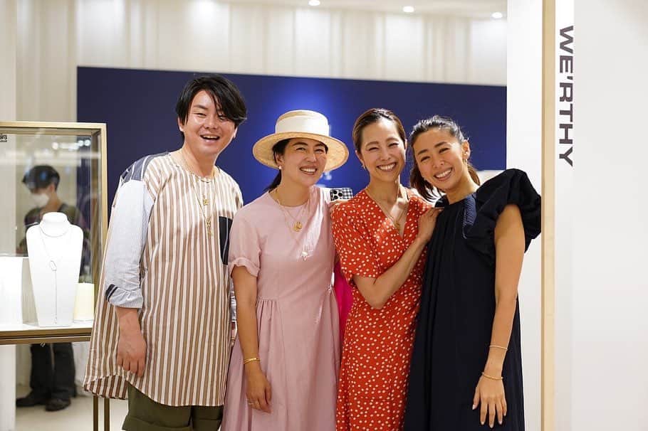 野沢和香のインスタグラム：「阪急うめだpop up  関西や名古屋、東京、広島と沢山のお客様が会いに来てくださって感謝で一杯です🙏  @yon__jewelry さんとコラボさせていただいて　@werthy.official としては初めて実際のお洋服を見ていただける機会✨ デザインしたジュエリーやお洋服を実際に身に纏ってくださる姿を見せていただくのは何とも幸せな気持ちでした🥹💕 ありがとうございました🙏  大好きな人達とずっと笑いっぱなしの3日間、楽しい時間でした！  Pop upは 6/13(火曜)まで阪急うめだ4階で開催しています。 一部完売してしまったアイテムもありますが、沢山かわいいものがありますのでぜひご覧になってください🙋‍♀️」