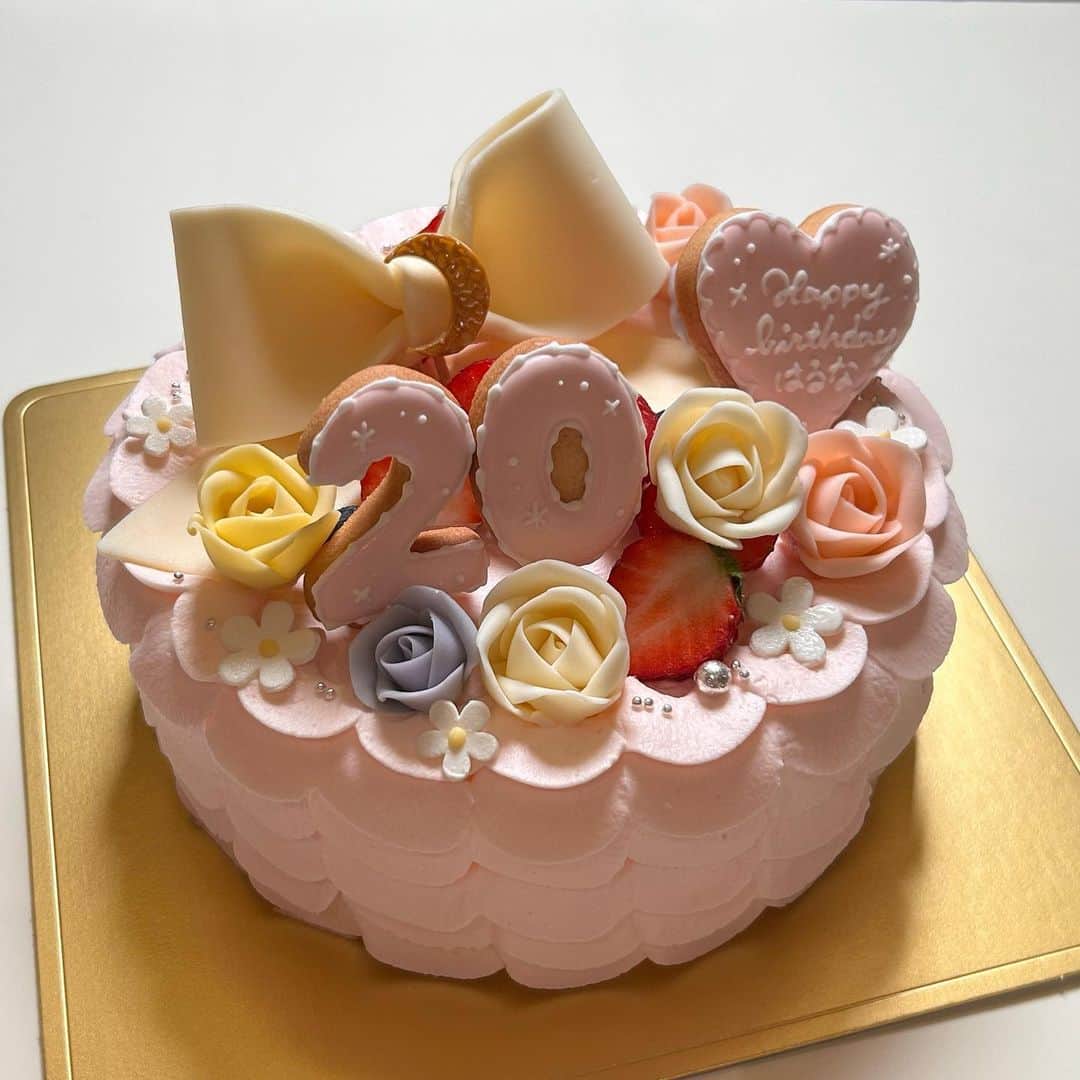 今井陽菜のインスタグラム：「「20ケーキ- ̗̀ 🎂 ̖́-」 めっちゃ可愛すぎる！！！ ・ ・ ・ #バースデーケーキ #20歳 #今井陽菜」
