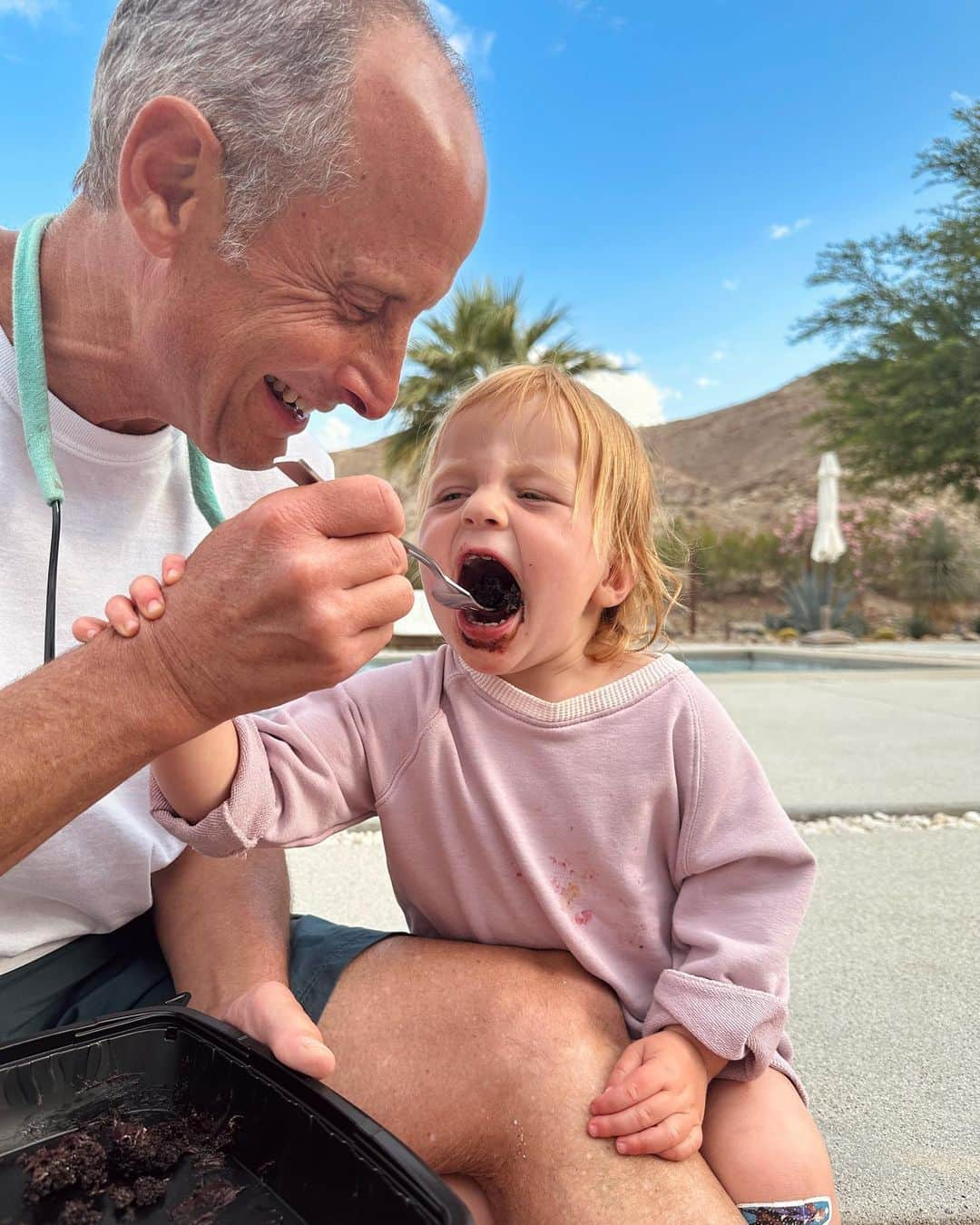 Gaby Dalkinさんのインスタグラム写真 - (Gaby DalkinInstagram)「Kicked off summer with a little mini Dalkin reunion… Some QT with Mocha and Papa B and Auntie Anya Poppy’s first introduction to Linda’s Fudge Cake IYKYK 🍫 Countless sessions of Bocce and Ping Pong! And lots and lots of giggles and bandaids as accessories! ❤️」6月12日 9時51分 - whatsgabycookin