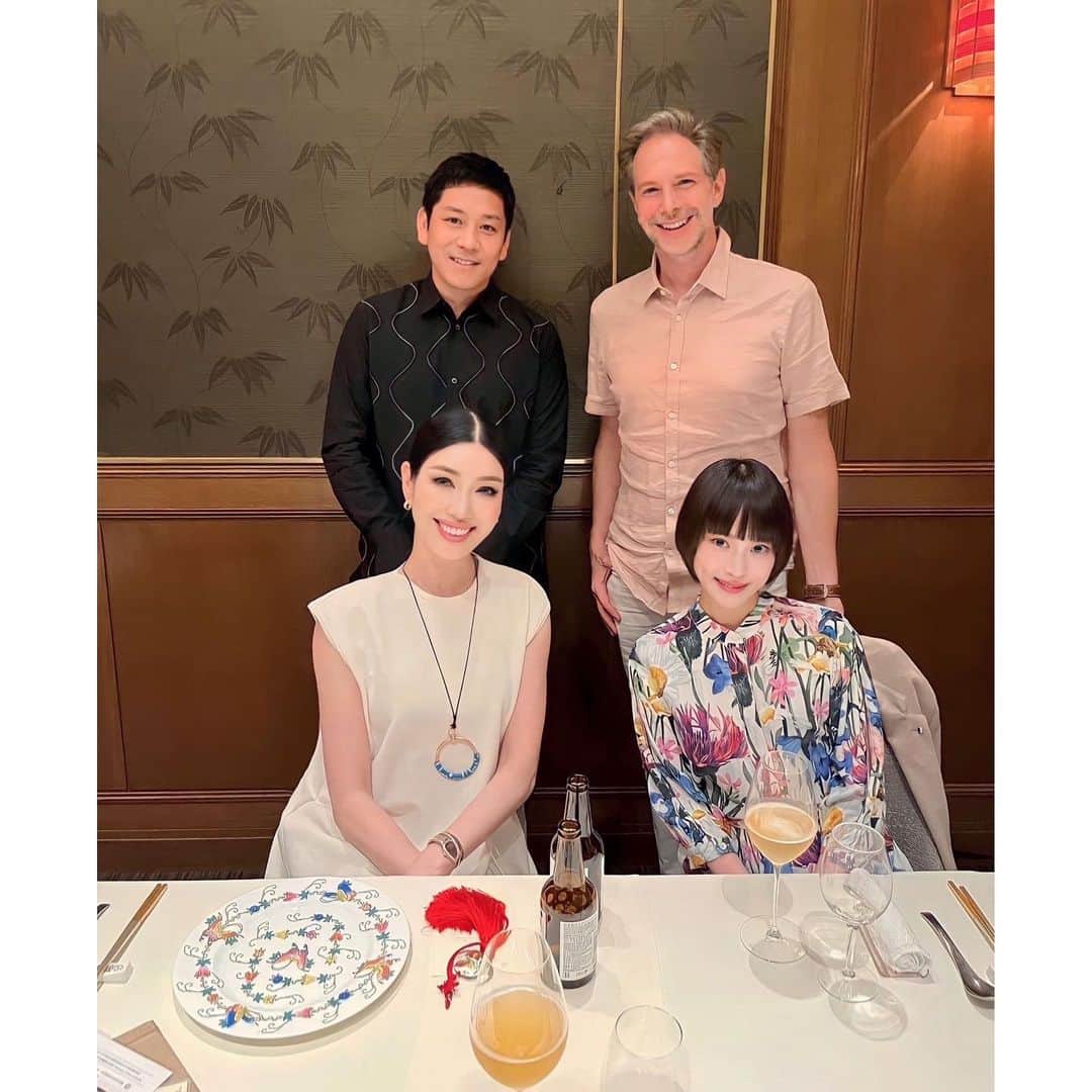 のインスタグラム：「昨夜はチャリティーオークションで私のアートを落札して下さったご縁で仲良くなったアンミカさん夫婦とうち夫婦でディナーをさせて頂きました🥰  アンミカさんと私は沢山会う機会があったのですが、あまりにキラキラされてるので💎私は挨拶する程度だったのですが、作品を通じて会話をしてお互いのお話をする機会があり、大好きになりました🌿  人間力もお仕事のプロフェッショナルさも尊敬！旦那様もユニークで非常に素敵な方でした。  沢山話せて楽しかったです💓  @theodoremillertokyo  @ahnmikaofficial #アンミカ　さん #夫婦会 #cupples #仲良し夫婦」