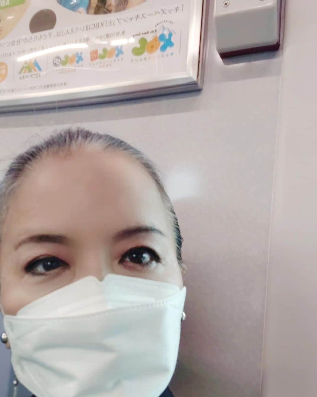 池上季実子さんのインスタグラム写真 - (池上季実子Instagram)「先日、#関口アナン 君が出演している『人二人』と言う芝居を観に #横浜赤レンガ倉庫 1号館3Fへ。チケット受け付けから劇場内に入るまでの廊下も、なる程、雰囲気がイイ、素敵な空間(写真3と4枚目)こんな所にお芝居できるホールがあるなんて知らなかったです。折角、横浜迄来たので帰りは反町にある友人の店、#炉端焼たくらんけ に。好きな物あれこれ頂きながら横浜のお友達とワチャワチャ🎶炉端焼きとうたっているけど、洋っぽいメニューも沢山。 写真にある様につぶ貝のアヒージョ・串焼きや串揚げ・この日はヒラメの昆布締めや鯵のたたき、和牛のしんの炙り等も。メニュー満載❣️私、お腹一杯になったのに食べたくて(笑)八丁味噌で味付けしたロールキャベツとヤンニョムチキンとサラダもテイクアウトしちゃいました❣️ 味噌味のロールキャベツ？と思うでしょう？この発想が彼の素晴らしい所。いつも、一寸した工夫を凝らしてる。これも私の楽しみの一つ。 このロールキャベツの味も抜群でした(写真8枚目) 観劇して、横浜の友人の手作り料理に舌鼓しながら仲間達と楽しい時間、この日も感謝の1日でした♥」6月11日 13時53分 - kimiko_ikegami_actress_japan