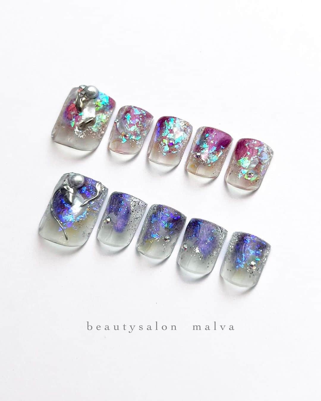 nailsalon malva（ネイルサロンマルヴァ）のインスタグラム：「【フットベーシックプラス216】でご予約可能🉑　 ⁡ こちらも新規のお客様におすすめの サロンキット付きキャンペーン✨ ⁡ 部分的に使われたマグネットネイルが キラリと光るニュアンスフットネイル✨ ⁡ 左右色違いも可能です🙆‍♀️  ⁡  ご新規様　¥11,000 （サロンキット付） リピーター様　　¥9,900  ⁡ ⁡ ＿＿＿＿＿＿＿＿＿＿＿＿＿ ⁡ ⁡ 𝐛𝐞𝐚𝐮𝐭𝐲𝐬𝐚𝐥𝐨𝐧 𝐦𝐚𝐥𝐯𝐚⠀ 📍明治神宮前駅｜原宿駅　徒歩𝟑分 ⠀ 💬ご予約やお問い合わせ 𝐋𝐈𝐍𝐄から承っております @ 𝐦𝐚𝐥𝐯𝐚 ⁡ お気軽にご連絡ください♡ ⁡ ⁡ ＿＿＿＿＿＿＿＿＿＿＿＿＿＿ ⁡ ▸ジェルネイル｜スカルプ｜ケア ▸まつげカール｜まつげエクステ ▸ハーブよもぎ蒸し ▸ワックス脱毛 ⁡ ⁡ \ アシスタント募集中💁‍♀️ / ⁡ ▸リモート可オンラインの画像動画制作アシスタント ▸サロンワーク全般アシスタント ⁡ ⁡ ⁡ ⁡ ⁡ ⁡  #フットネイル #フットネイルデザイン #ニュアンスネイル #malva #malvaネイル #マグネットネイル #クリアネイル #グラデネイル  #nails #原宿ネイル #ホログラムネイル  #表参道ネイル #東京ネイルサロン　#明治神宮前ネイル #新宿ネイル #千駄ヶ谷ネイル #池袋ネイル #harajukunails #tokyonails #tokyonailsalon ⁡」