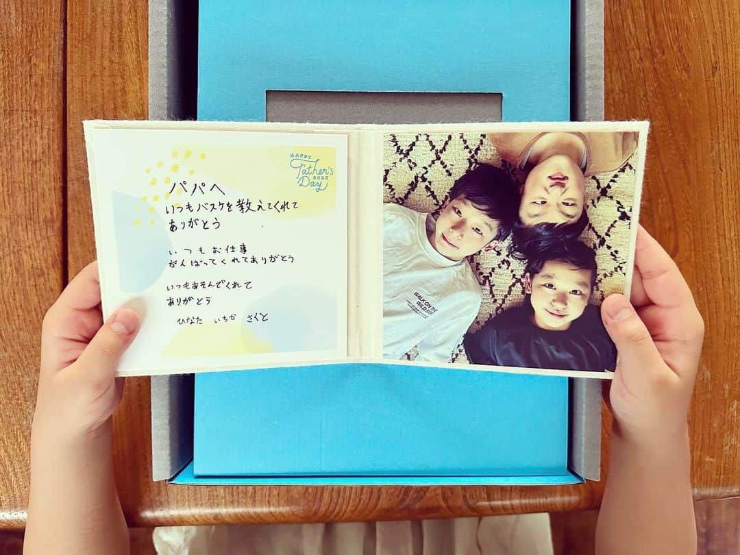 穴吹愛美さんのインスタグラム写真 - (穴吹愛美Instagram)「。 もうすぐ父の日。。 今年も @okuru_calendar さんで お願いしました。。  我が家は 甘党の 父ちゃんのために コーヒー＆スイーツ+フォトスタンド を注文しました。。 フォトスタンドには 子供たちの 手書きの文字を メッセージカードに 印刷できて 父の日の 思い出としても 残せます。。  ビールや 手書き時計 などなど プレゼントも 選べます。。  父の日受付終了までつかえる 10%オフクーポン mmhmm618 是非つかってください。。  #こども#暮らし#日々#子育て#初歌#okuru#PR#父の日#父の日ギフト」6月11日 13時47分 - mmhmm5638